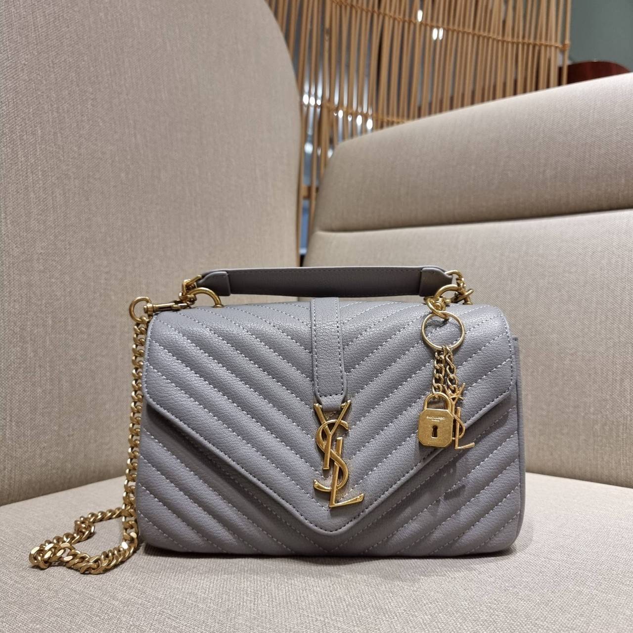 VIP 】หนังแท้ Yves Saint laurent crossbody boutique vip bag กระเป๋าสะพายไหล่ ดีไซน์ทรงสวยหรู พิเศษ แถมฟรี พวงกุญแจห้อยอะไหล่สีทอง ดูแพงไปหมดจริงๆไอเท็มนี้ วัสดุหนังสังเคราะห์ลายคาร์เวีย เปิด-ปิดด้วยกระดุมแม่เหล็ก ภายในโล่งกว้าง มาพร้อมหูจับในตัว และสายสะพา