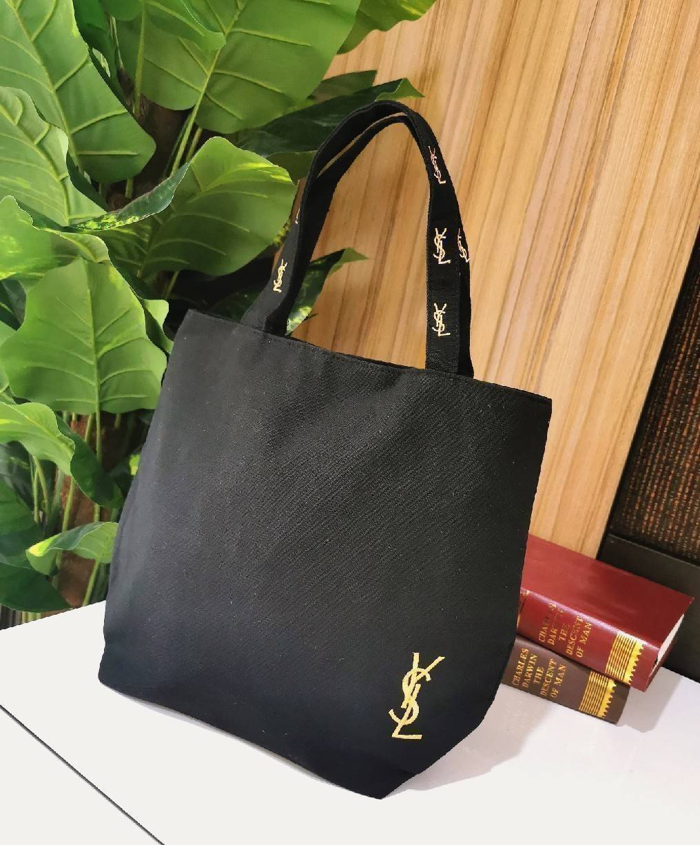 พรีเมี่ยมกิ๊ฟแท้ 100% 】Yves Saint Laurent YSL Cosmetics Canvas Tote Bag with Zipper Gift With Purchase (GWP) กระเป๋าสะพายพรีเมี่ยมกิ๊ฟรุ่นยอดนิยมจาก YSL Yves Saint Laurent Limited Collection E-Mook ดีไซน์คลาสสิคทรง Shopping Bag วัสดุ Canvas ปักโลโก้ YSL ด