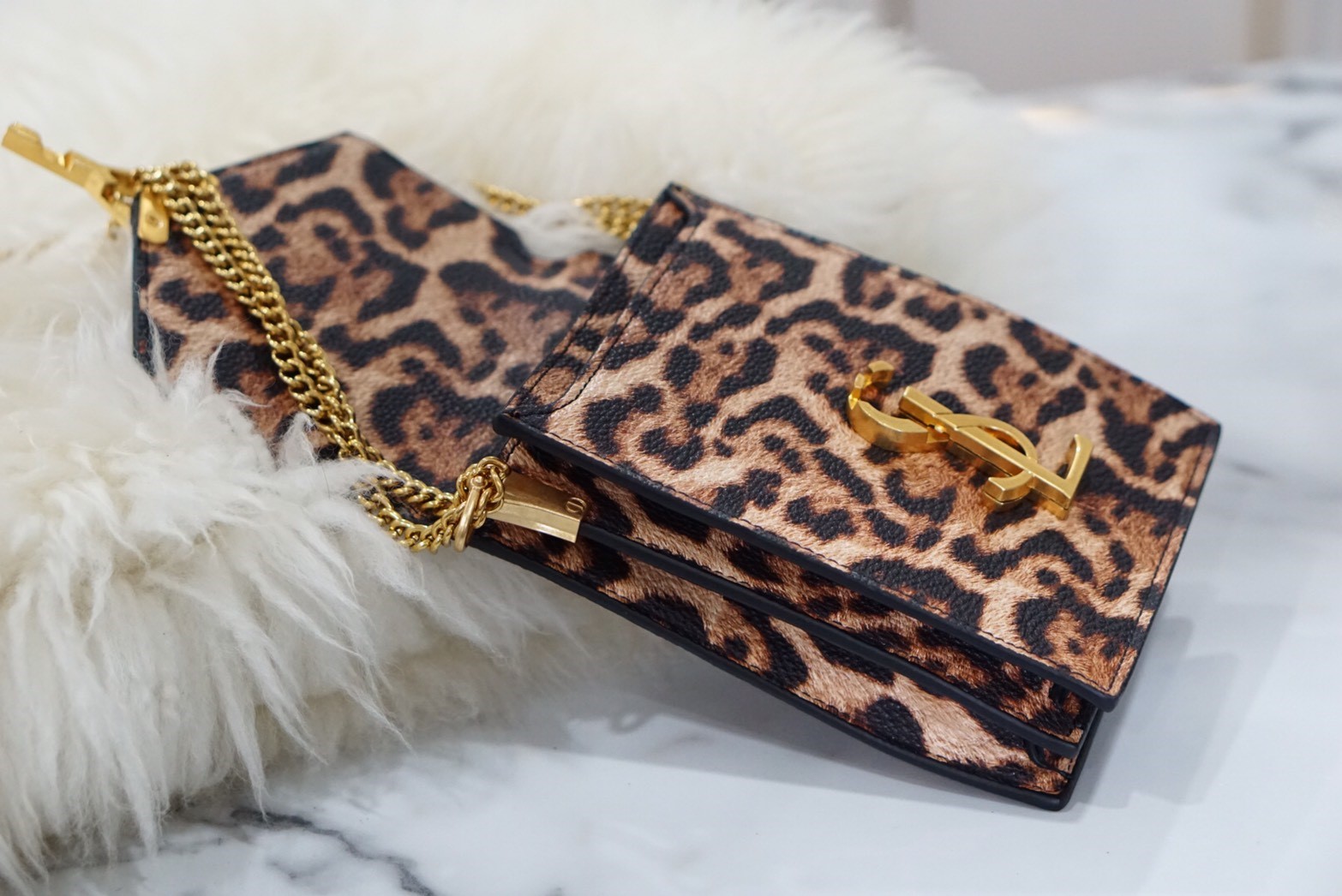 VIP 】YSL SAINT LAURENT CRASSANDA MONOGRAM PHONE BAG 5สี พร้อมส่งที่ไทย ที่นี่ที่เดียว กระเป๋าสะพายครอสบอดี้ขนาดกำลังน่ารักเลยย ทรงสูงใส่โทรศัพท์ได้ทุกรุ่น งานหนังเรียบสวย อะไหล่ทองรมควันหรูมากๆ สะพายดึงได้ทั้งสั้น ยาว ช่องด้านในแบ่งช่อง หยิบของสะดวกค่า ไม