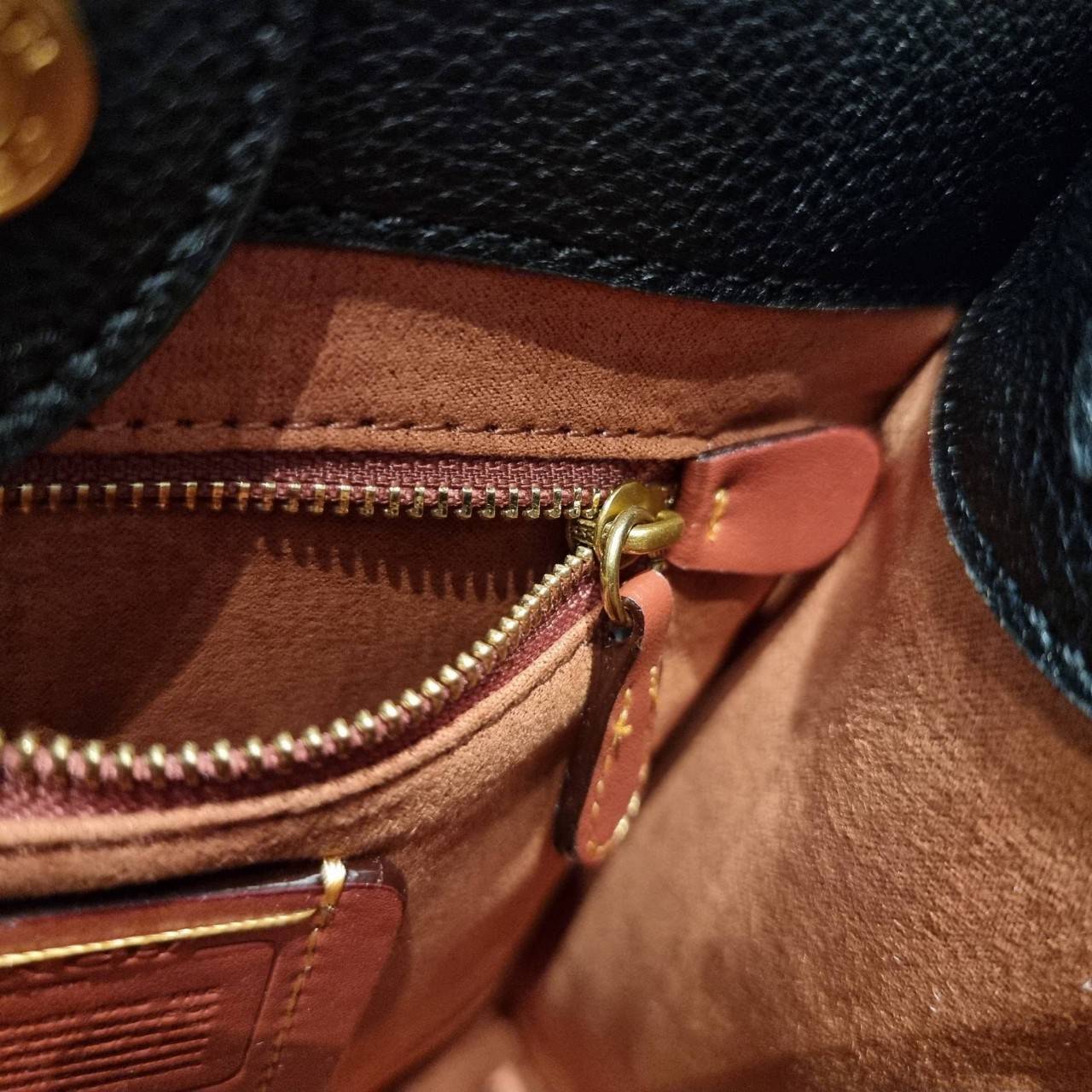 COACH C8456 FIELD TOTE 22 WITH HORSE AND CARRIAGE PRINT AND CARRIAGE BADGE คอลเลคชั่นสุดคลาสสิค ต้อนรับซัมเมอร์ ทั้งสดใสและร้อนแรง สวยหรูดูแพงในไอเท็มเดียว กระเป๋าทรงโท้ท ไซส์กำลังสวย น่ารักน่าใช้ ฟังก์ชั่นการใช้งานสะดวกที่สุด มีทั้งสายคล้องแขนในตัว และสา