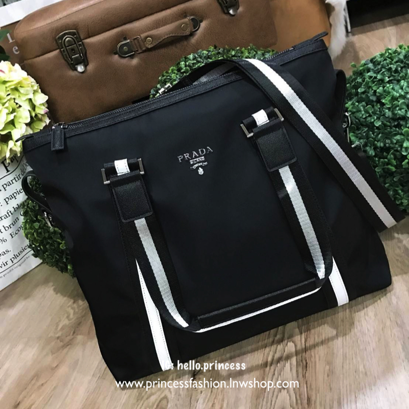 PRADA NYLON LARGE HANDBAG กระเป๋าถือหรือสะพาย Limited edition VIP Gift With Purchase (GWP) จากเคาน์เตอร์แบรนด์ วัสดุ Nylon&Polyester100% เนื้อหนาคุณภาพดี ด้านหน้าประดับโลโก้ เปิดปิดแบบซิป หูหิ้ว และสายสะพายสีดำตัดขาวดูมีดีเทล หูหิ้วสะพายไหล่ได้ ภายในกว้าง