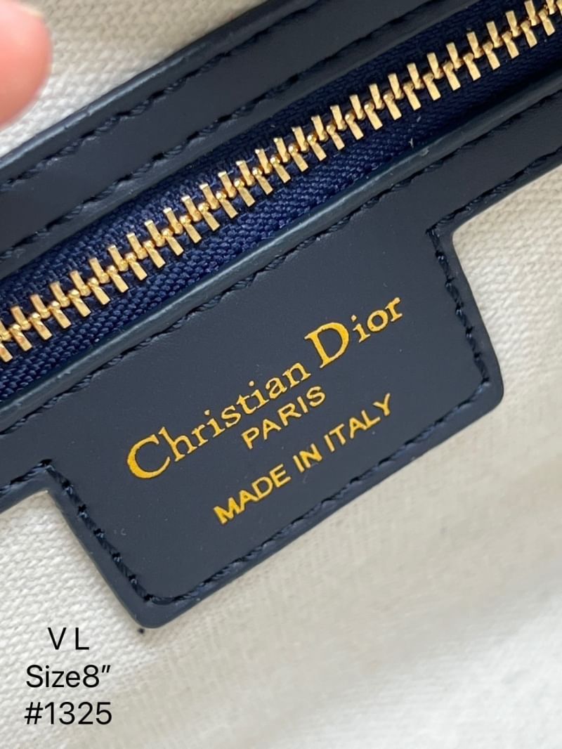 DIOR Groove 20 Bag Oblique Jacquard กระเป๋าสะพายทรงบอสตันทันสมัยและสง่างาม ใช้งานได้ทั้งแบบสะพายไหล่หรือสะพายแบบครอสบอดี้ เหมาะเป็นไอเทมคู่ใจในชีวิตประจำวัน