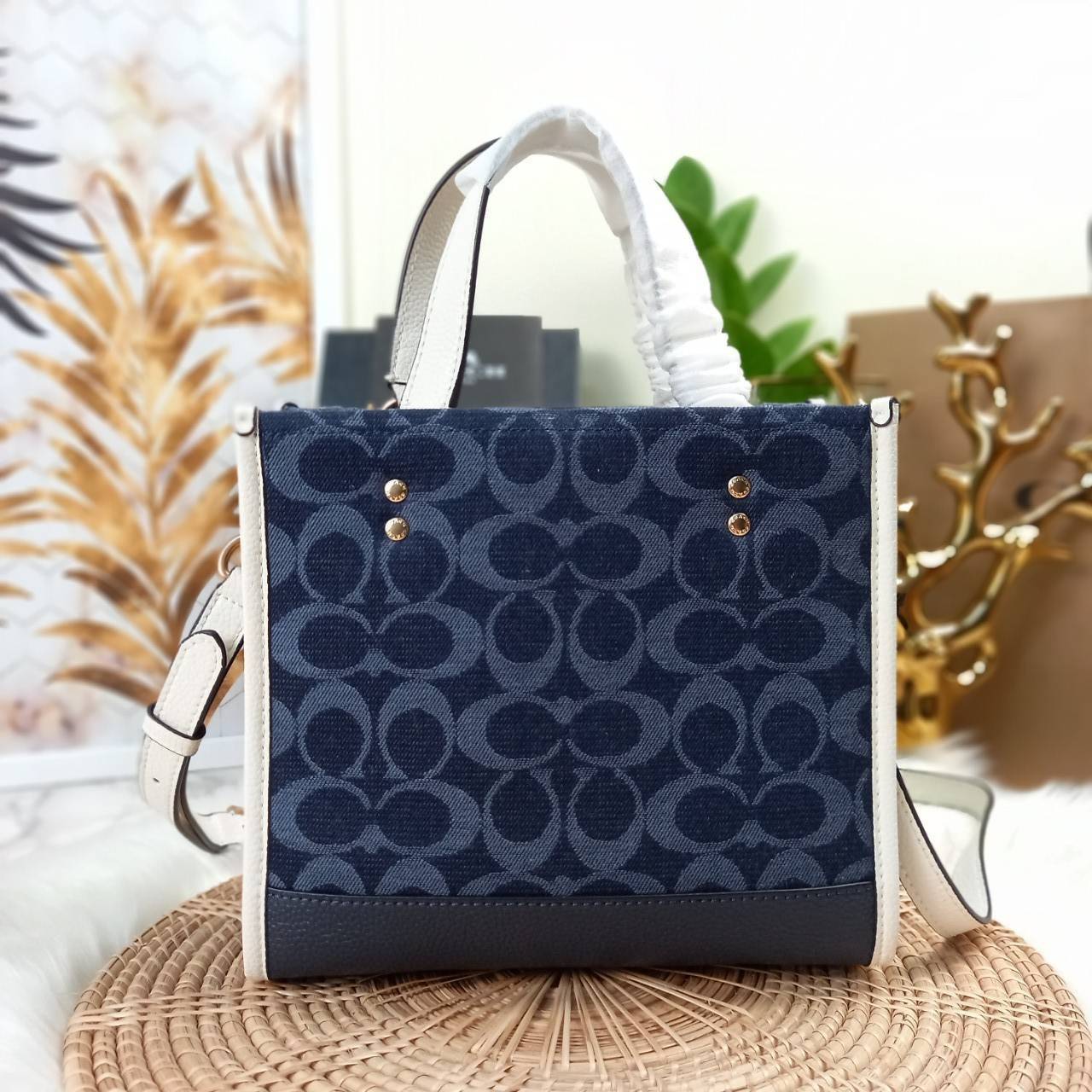 OUTLET 】COACH DEMPSEY TOTE 22 IN SIGNATURE JACQUARD WITH COACH PATCH (C5638) ฮิตมาก พลาดไม่ได้เชียว 🤩ตอกย้ำความแรง กับทรงTOTE ยอดฮิต เวลานี้ ยกให้เลย//กระเป๋าถือ หรือสะพาย มีสายยาว ถอดและ //วัสดุ jacquard ทอลาย signature เก็บดีเทลหนังแท้ ใบนี้สวยค
