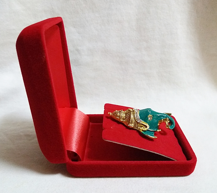 สินค้าหมดค่ะ เศียรพระพิฆเนศสีเขียวประดับพลอย(ตั้งบูชาหรือทำเป็นจี้ห้อยคอ)พร้อมกล่องกำมะหยี่ค่ะ