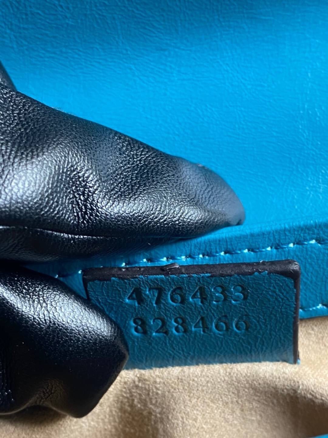 หนังแท้ VIP GIFT 】GUCCI GG Marmont super bag [mini & small] กระเป๋าสะพายข้าง โทนสีสดใสเล่นสีทูโทนตัดกันอย่างลงตัว เฟี๊ยดมากค่ะ ไซส์กะทัดรัด พกพาง่าย น้ำหนักเบา ดีไซน์สวย ภายในโล่งกว้าง มาพร้อมสายสะพายโซ่อะไหล่ทองในตัว ปรับใช้ได้ทั้งแบบสะพายเดี่ยว และสะพาย