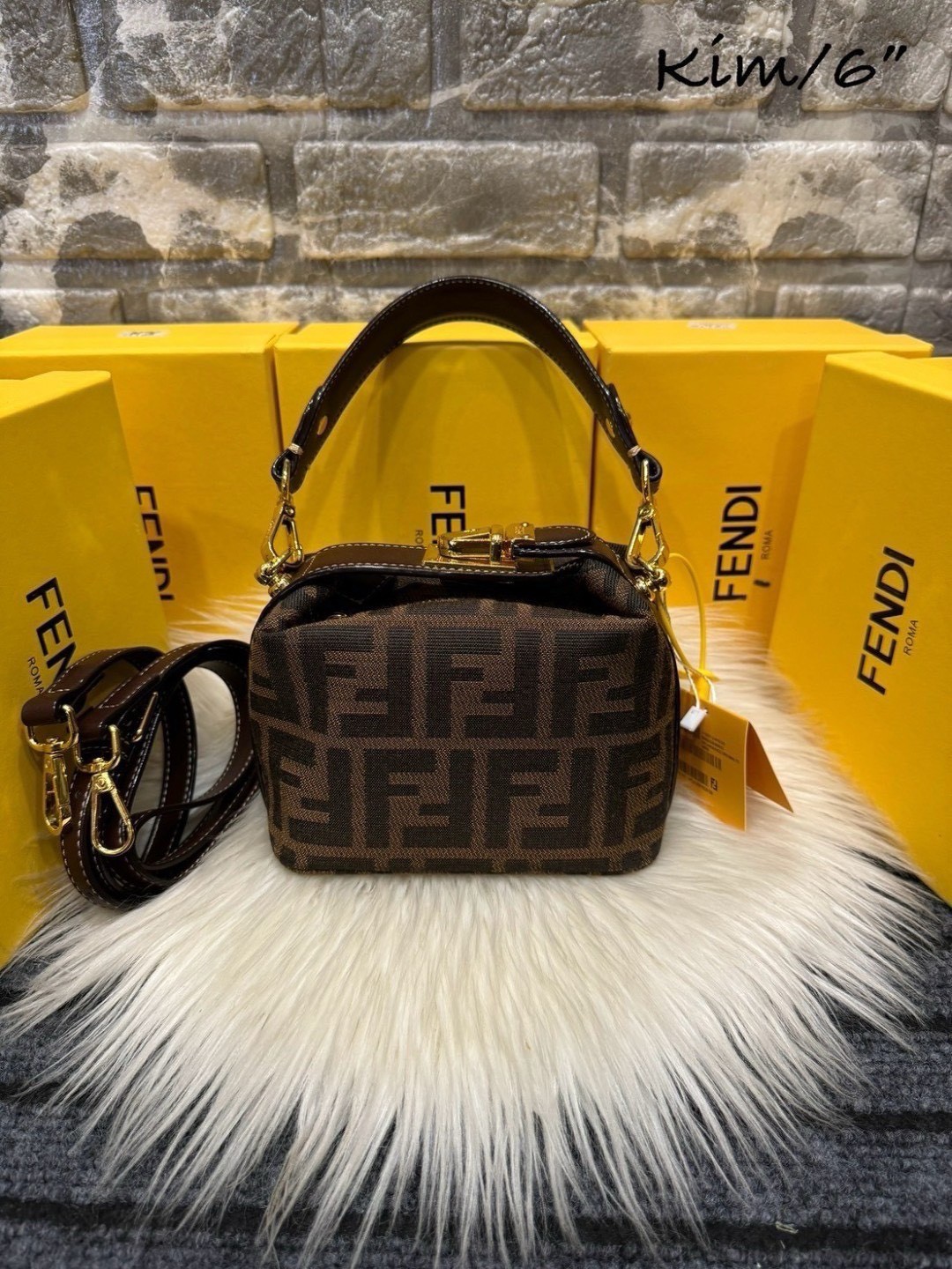 FENDI Mini Tobacco Monogram FF Logo Zucca Bag กระเป๋าสะพายไซส์มินิน่ารัก แมทชุดง่าย รุ่นสุดปัง แรงเกินต้านสุดๆ รูปทรงเป็นเอกลักษณ์ ดีเทลน่ารักด้วยตัวล็อคเปิดปิดคาดบนตัวกระเป๋า ทำให้ใบนี้ดูไม่น่าเบื่อเลย