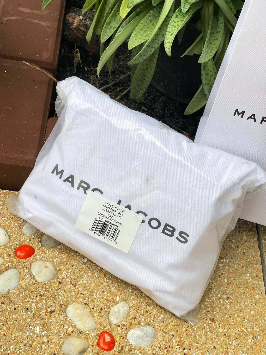 Marc Jacobs Snapshot Bag กระเป๋าแบรนด์ดังจากสัญชาติอเมริกัน นับได้ว่ารุ่นนี้เป็นรุ่นทรงฮิตเลยทีเดียว โดยด้านหน้ากระเป๋าจะเป็นโลโก้แบบโลหะที่เป็นสัญลักษณ์ของแบรนด์นี้ มาพร้อมสายสะพายที่จะสะพายยังไงก็ดูโดดเด่น เพราะขนาดใหญ่ที่สกรีนตัวอักษรโลโก้ ในรูปแบบต่าง