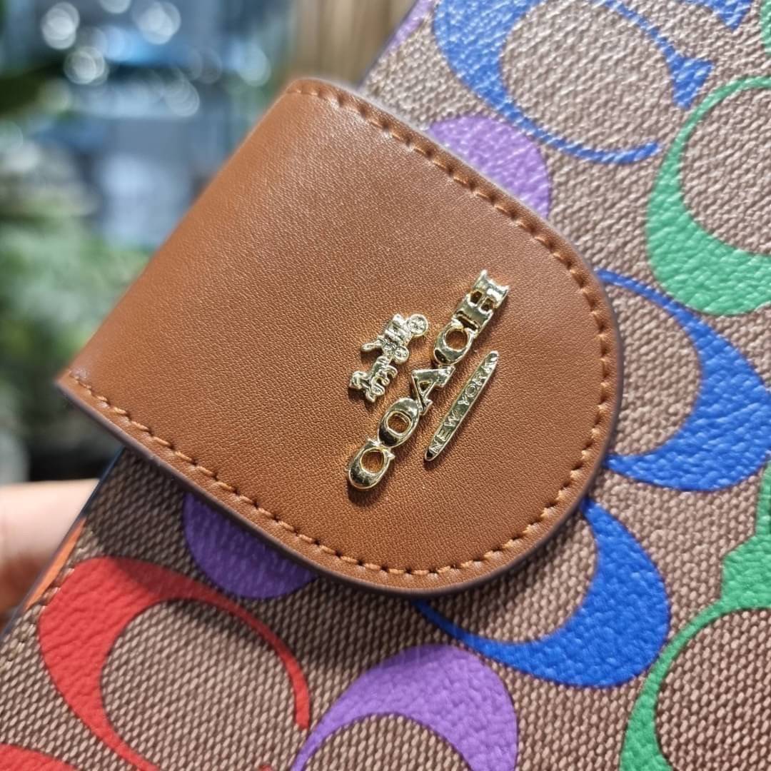 COACH C9944 TECH WALLET IN RAINBOW SIGNATURE CANVAS ดีไซน์ใหม่ คอลเลคชั่นสวยหรู กระเป๋าสตางค์พร้อมสายคล้องมือ ง่ายต่อชีวิตมากจ้า!! มันดี มันพร้อม มันสวยจริงจัง!! ใส่ได้ทั้งบัตร และโทรศัพท์ก็ใส่ได้ทุกรุ่น แถมยังมีช่องซิปแยกไปอีก ช่องเยอะไม่ต้องห่วงจริงๆ วั