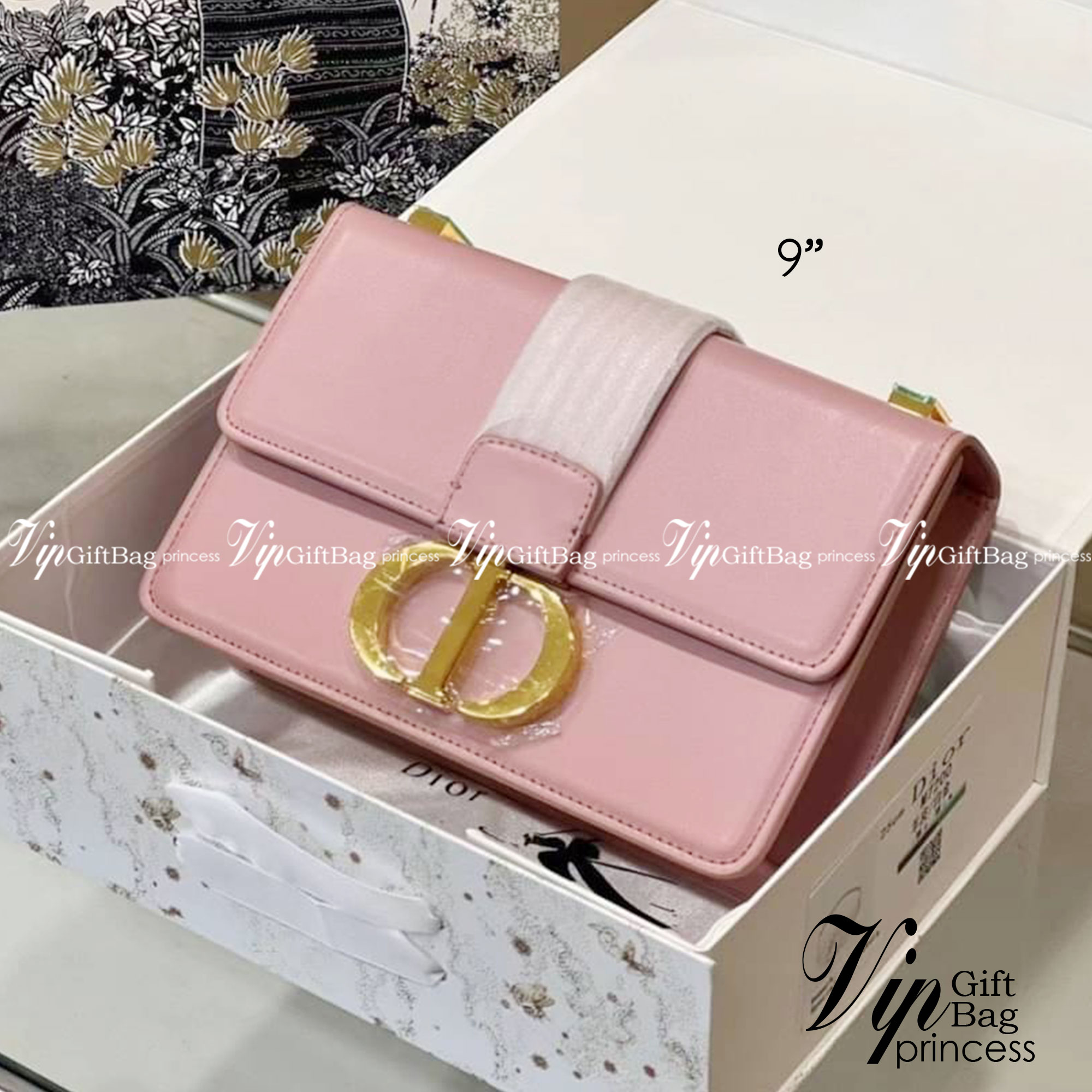 Dior 30 Montaigne Bag 9" รุ่นหนังเรียบ กระเป๋าสะพายดิออร์ เอกลักษณ์ของความหรู น้ำหนักเบา ไอเท็มหายาก!! Best seller!! ยกให้น้องเลย!! ดีไซน์เรียบหรูในความเป็นเอกลักษณ์ ใช้งานง่าย สะดวก ได้ทุกโอกาส แนะนำเป็น everyday bag ติดตัวไว้เลยจ้าสาวๆ พร้อมส่งที่ไ