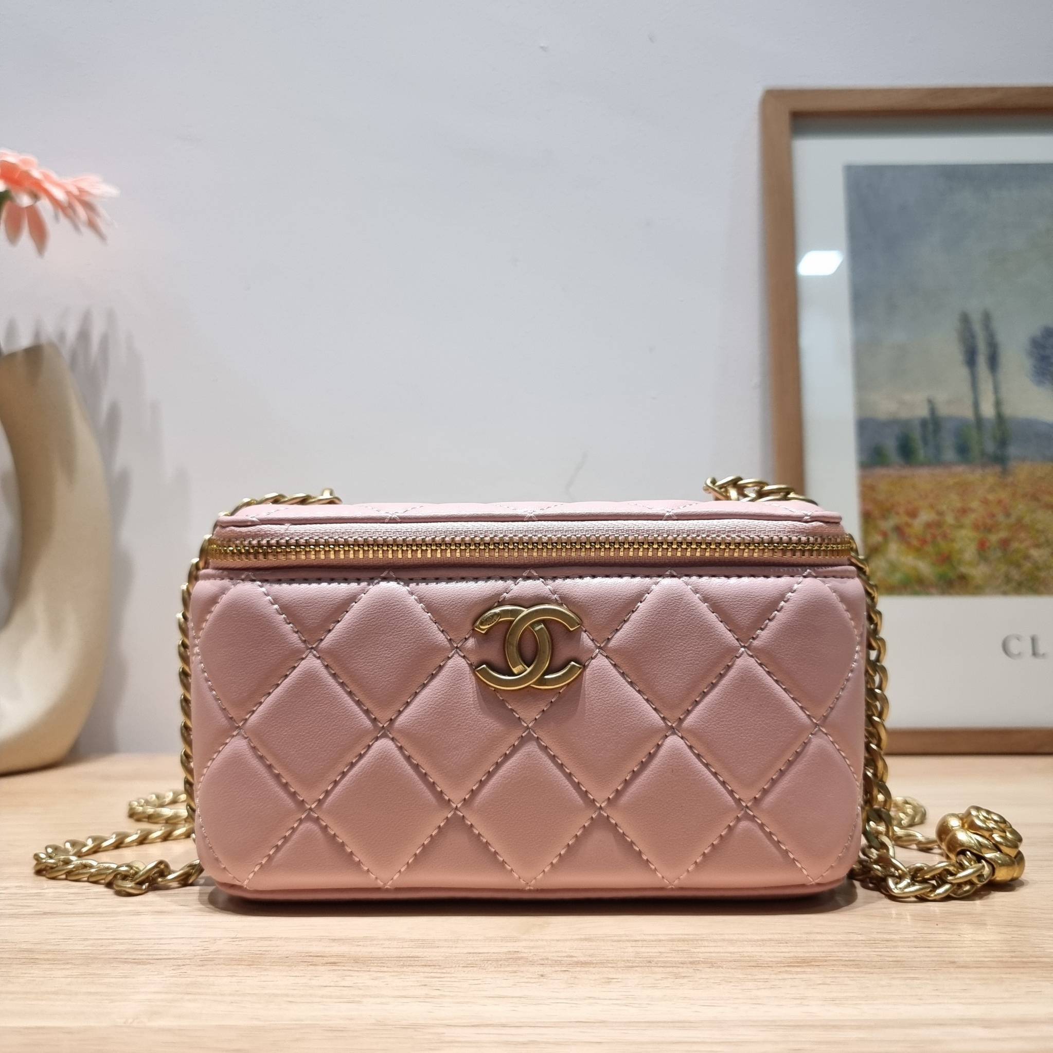Chanel camellia vanity case bag พลาดไม่ได้เลยกับคอลสุดแซ่บ ดีไซน์ใหม่ 2023 นอกจากความคลาสสิคของรูปทรง ตัวอะไหล่ก็ยังปรับเพิ่มดีเทลความหรู ด้วยการใช้รูปดอกคามิเลียเอกลักษณ์มาเป็นตัวชูความแพง