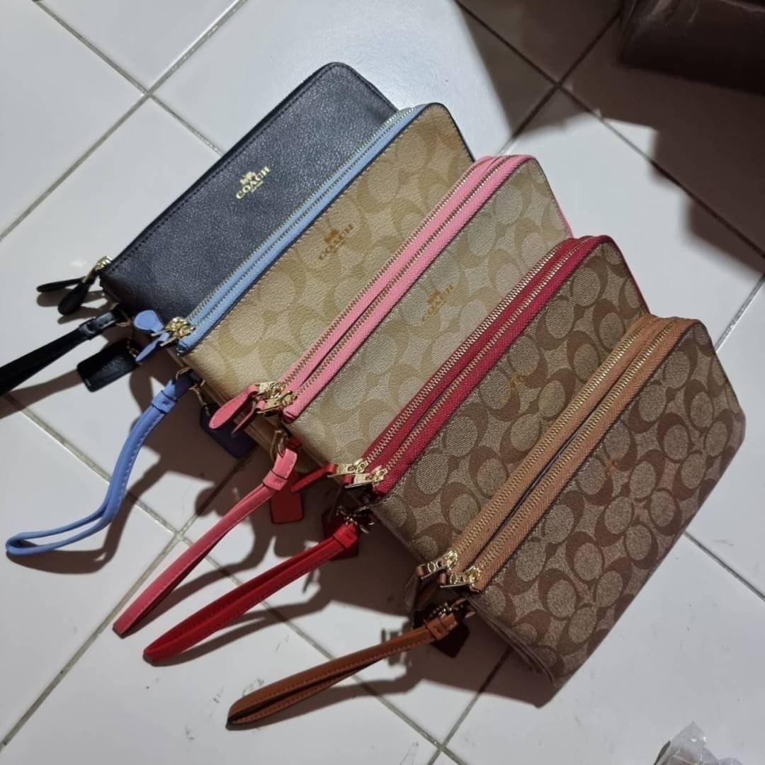 COACH F54057 DOUBLE ZIP WALLET IN SIGNATURE กระเป๋าคล้องมือ size L ใบนี้ใส่มือถือได้ทุกรุ่น ขนาดกำลังดี พกพาสะดวกมากๆ วัสดุหนังสังเคราะห์ ภายในเป็นผ้าสีสวยคม ใส่ธนบัตร ใส่บัตรได้เยอะ ใส่มือถือได้สบายๆทุกรุ่น ตอบโจทย์สาวๆที่ไม่ชอบพกเยอะวุ่นวายจ้า ใบนี้เอาอ