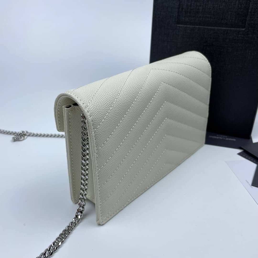 หนังแท้ YSL Yves Saint Laurent Envelope WOC 7.5” รุ่นฮอตปรอทแตก ทรงฐานตั้งได้ เป็นการดีไซน์กึ่งกระเป๋าสตางค์ ที่มาพร้อมสายสะพายยาว (เป็นสายโซ่ที่ต่อกับหนัง) สายถอดได้ (ปรับระดับไม่ได้) ถือเป็นคลัชก็สวยมากเลยค่ะ เป็นอีกหนึ่งรุ่นที่ให้ความรู้สึกเรียบแต่โก้ห