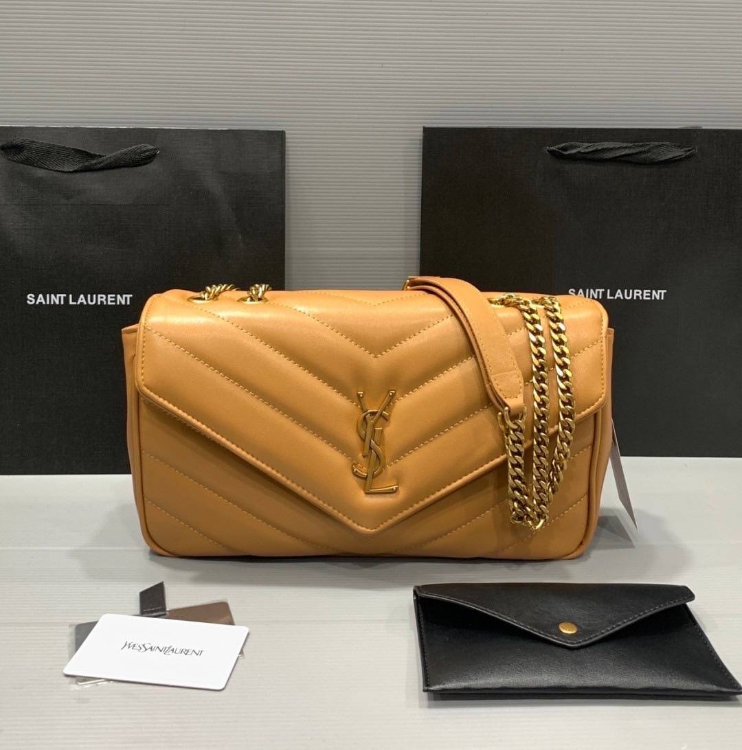 ORI | หนังแท้ 30cm YSL loulou medium in matelassé กระเป๋าสะพายทรงสวยคลาสสิค มาพร้อมใบเล็กใส่การ์ด งานหนังแท้สมผัสนุ่มมือตะเข็บเย็บลายเชฟรอนสวยเป็นเอกลัษณ์ ด้วยดีไซน์เรียบหรู ใช้ได้บ่อยไม่มีเบื่อ