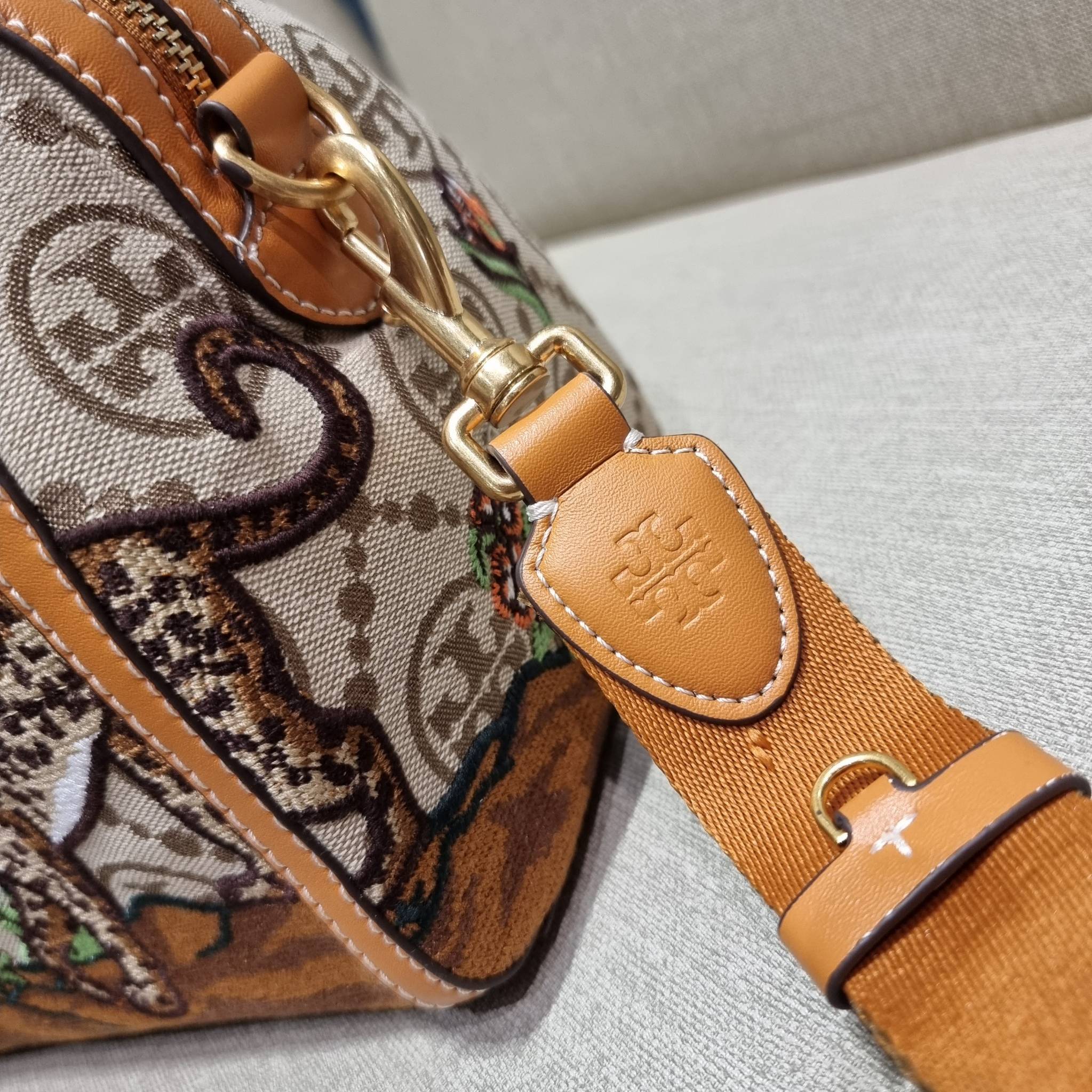 TORY BURCH T MONOGRAM JACQUARD EMBROIDERED DUFFLE คอลใหม่ล่าสุด สวยพร้อมเสิร์ฟแบบไม่ต้องรอพรีฯ ลายโมโนแกรมสุดคลาสสิคที่ถูกดีไซน์รังสรรค์ด้วยงานปักสุดชิค น่าใช้ใจฟูแค่แรกเห็น!! วัสดุ jacquard woven สลับหนังแท้ หูจับในตัว และพร้อมไปเลยกับสายสะพายข้าง ที่จะถ