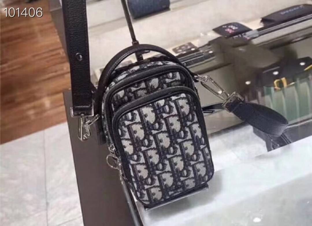 หนังแท้ DIOR OBLIQUE AITPODS MINI BAG พร้อมส่งที่ไทย งานหนังแท้และผ้าแจ็คการ์ดออริจินอล ภาพสินค้าถ่ายจากงานขายจริง ใช้งานต่างประเทศได้
