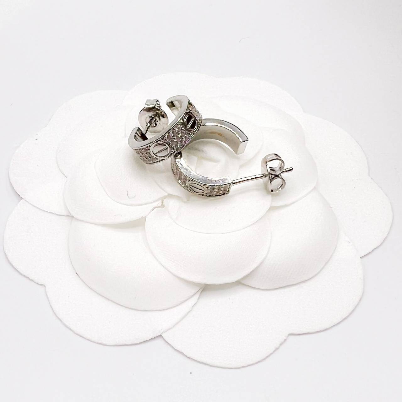 CARTIER LOVE EARRINGS ต่างหูคาเทียร์ รุ่น LOVE มีเพชร พร้อมกล่อง ภาพถ่ายจากงานจริง งานปั้มวัสดุโลหะเคลือบขึ้นเงาตามรูป ใช้งานต่างประเทศได้