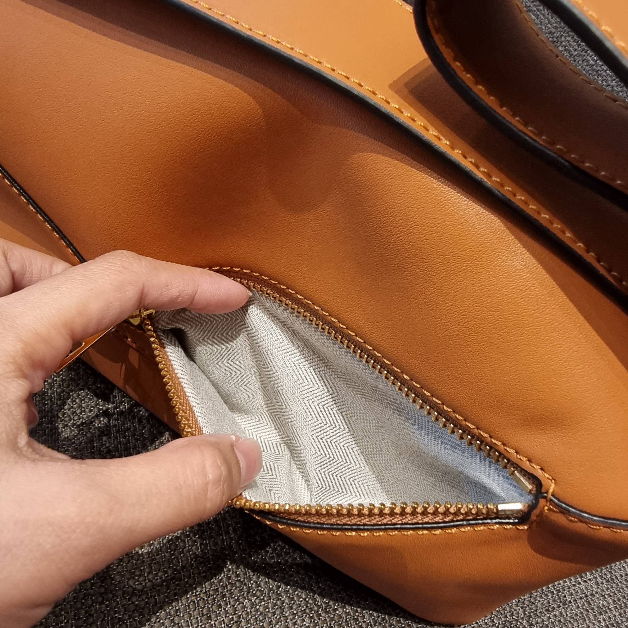 LOEWE PUZZLE HOBO BAG ใหม่ล่าสุด กับแบรนด์ที่มีดีไซน์โดดเด่นเป็นเอกลักษณ์ สวยหรูทุกรุ่นจริงๆ!! กระเป๋าสะพายโฮโบ ทรงสวย สไตล์พัซเซิลคลาสสิค วัสดุหนังวัวฟอกสี นิ่มมือ ฟินมาก!! เปิดใช้งานด้วยซิป ที่ภายในโล่งกว้าง ใส่ของสำคัญได้ครบไม่มีพลาด แบบสบายๆ มาพร้อมสา