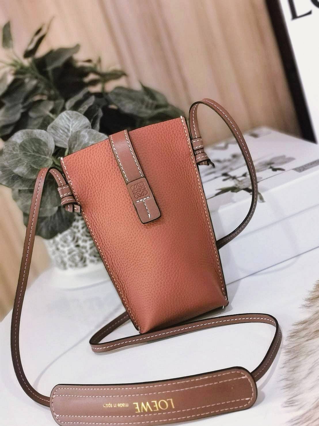 LOEWE MINI CROSSBODY BAG GIFT WITH PURCHASE (GWP) กระเป๋าสะพาย Limited จาก LOEWE วัสดุ Calfskin หนังแท้หนังสวยอยู่ทรงขนาดมินิดีไซน์มินิมอล ภายในโล่งใส่มือถือ บัตร ของจุกจิกได้ ด้านหลังมีช่องใส่ของ พร้อมสายหนังแท้คล้องคอได้ สะพายไหล่ Crossbody ได้ สายเลื่อ
