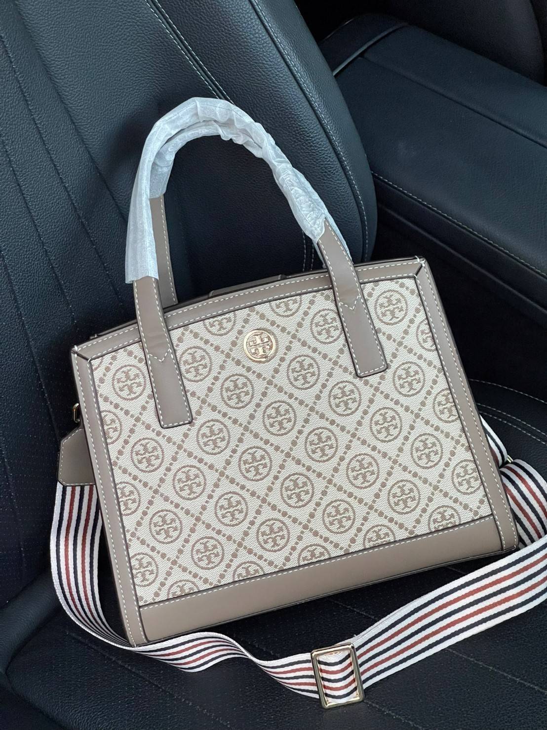 Tory burch T monograme Walker small sacthel คอลเลกชั่นนี้เป็นกระเป๋าที่ตอบโจทย์สาววัยทำงานอย่างมาก ใช้เป็น Everyday Bag สำหรับสาว ๆ เหมาะกับการใช้งานทุกช่วงเวลา ลวดลายของ T Monogram สุดคลาสสิก ตกแต่งขอบด้วยหนัง ยังจุของได้เยอะตอบโจทย์สาว ๆ ที่มีของใช้ส่วน