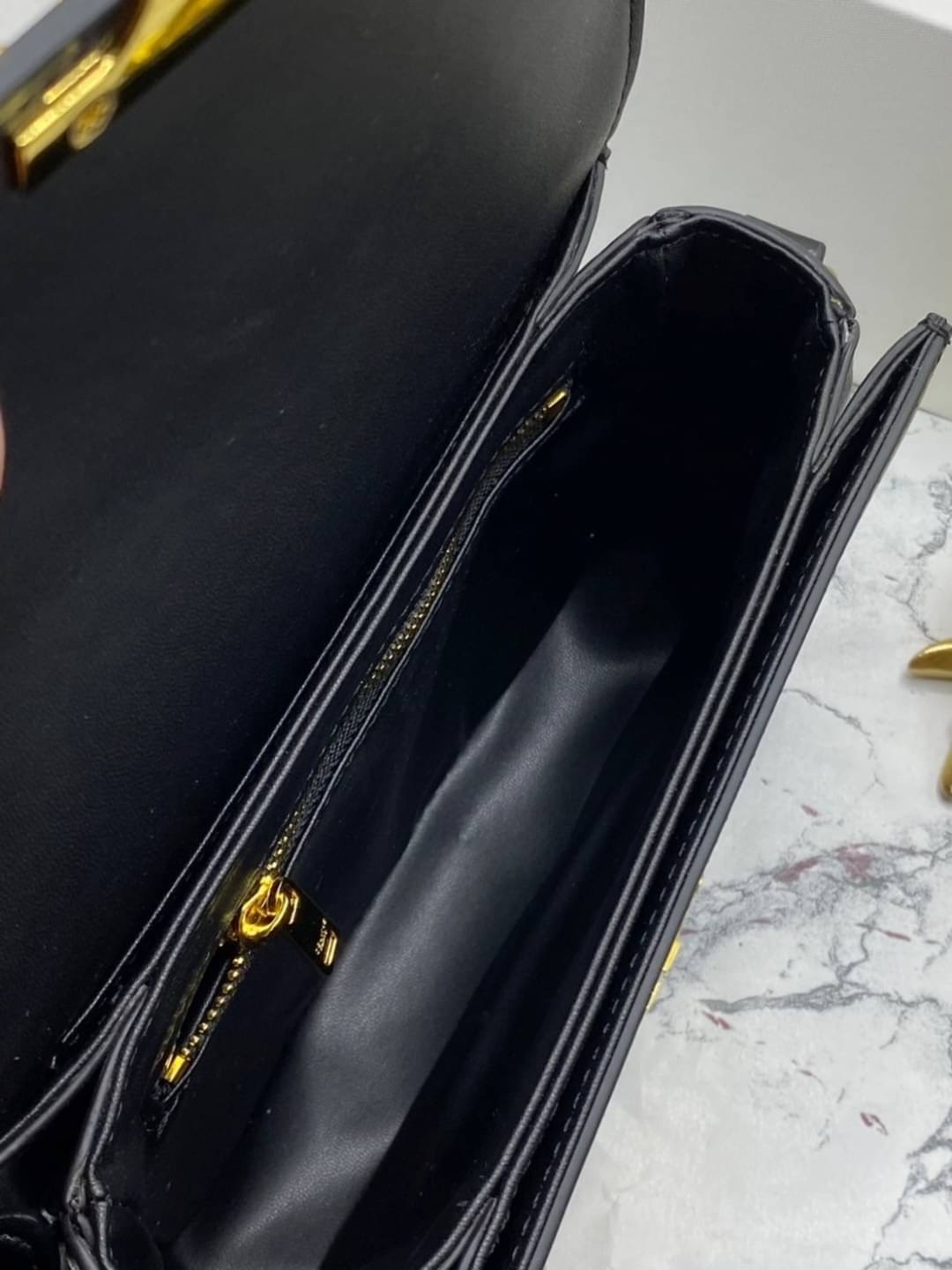 CELINE TRIOMPHE CROSSBODY BAG / CELINE TEEN ดีไซน์ยอดนิยมสไตล์ LISA ทรงสี่เหลี่ยมหนังสวยหรูอยู่ทรงเปิดปิดด้วยฝาปิดโลโก้แบรนด์อะไหล่ทอง ภายในมีช่องหลัก ช่องย่อย และช่องซิป สามารถใส่มือถือของใช้จุกจิกได้เยอะ มาพร้อมสายสะพายหนังยาวปรับระดับได้ จะสะพายไหล่ CR