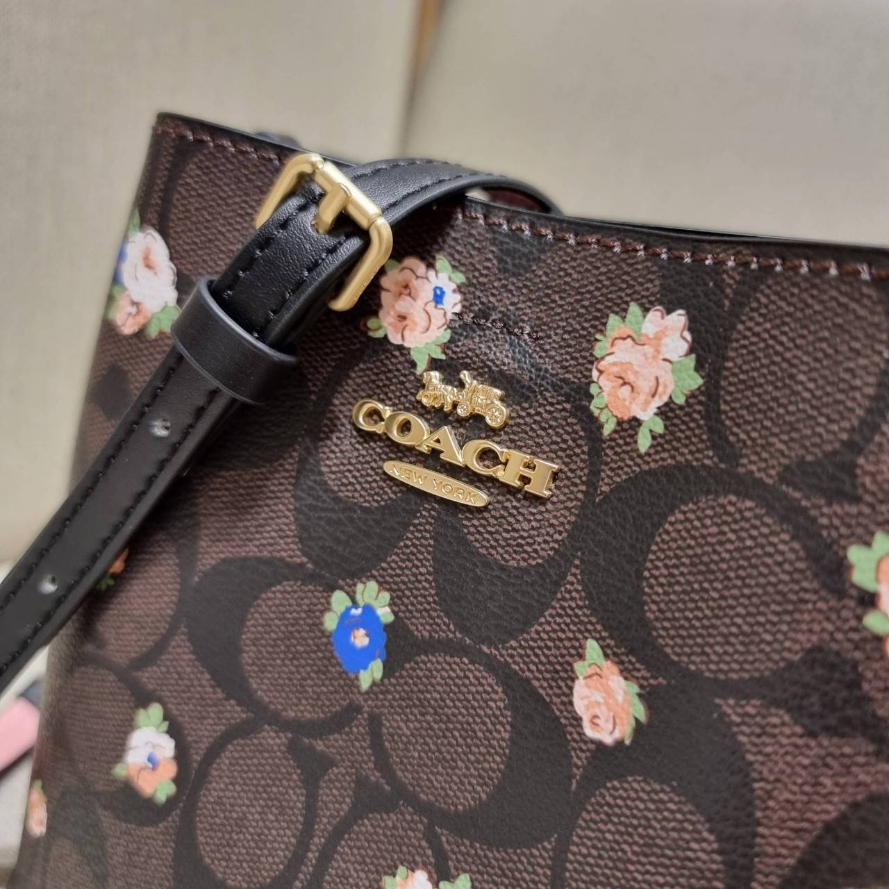 COACH MINI TOWN BUCKET BAG IN SIGNATURE CANVAS WITH VINTAGE MINI ROSE PRINT ((7270 7268 7267)) คอลเลคชั่นใหม่ล่าสุด!! น้องสาวคนสวยมาแล้วจ้า สดใสต้อนรับเทศกาลคริสต์มาส 🎅🎄 กระเป๋าบัคเก็ต ไซส์มินิ ใบจริงน่ารักม้าก!! น่าใช้แบบที่สุด วัสดุหนังแ