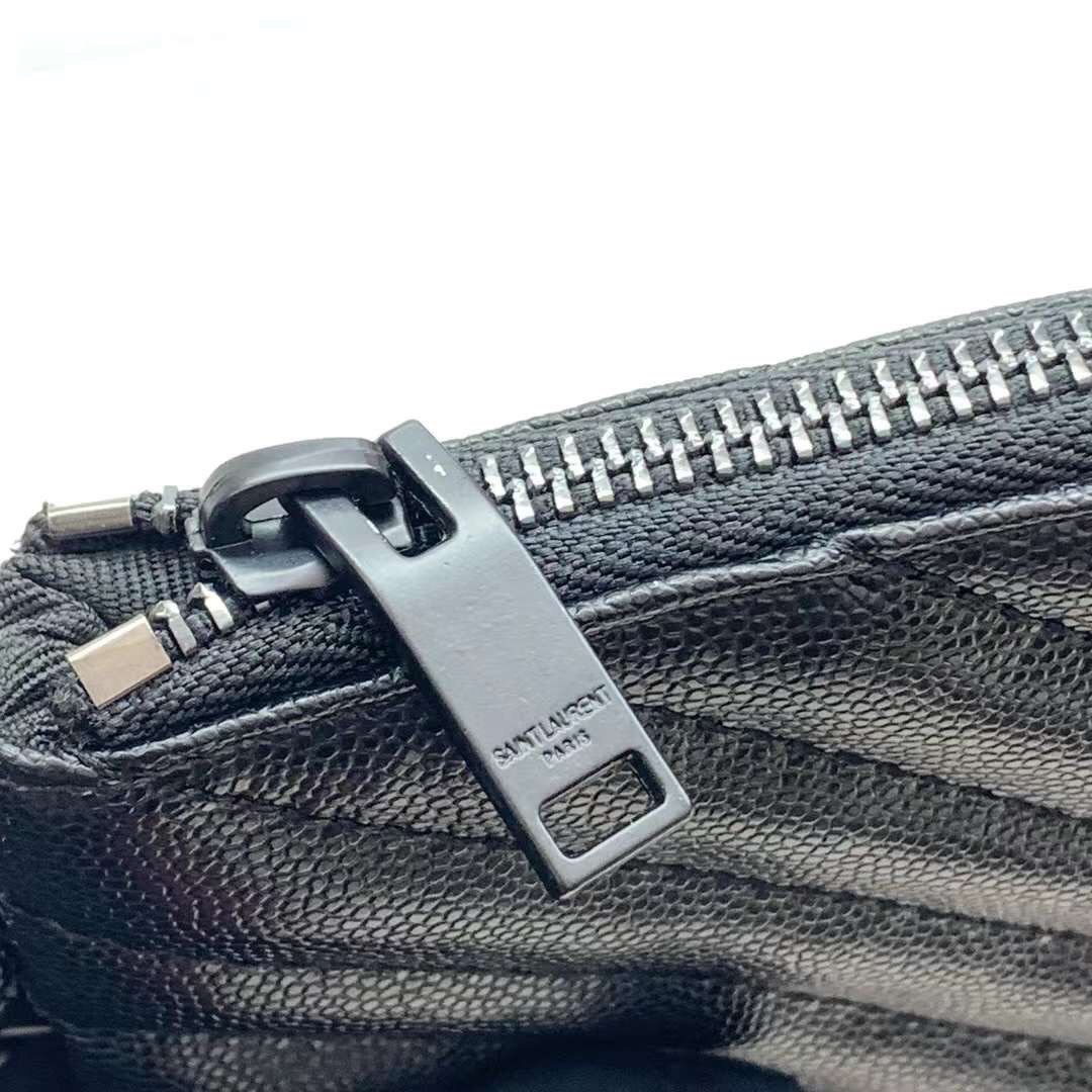 YSL Clutch Pouch in Matelasse Leather Bag กระเป๋าทรงคลัช/ทรงพอชสุดชิค ดีไซน์เรียบหรู โดดเด่นด้วยโลโก้ด้านหน้า เพิ่มดีเทลความผู้ดี พกพาง่าย ใช้งานสะดวกพร้อมสายคล้องมือ