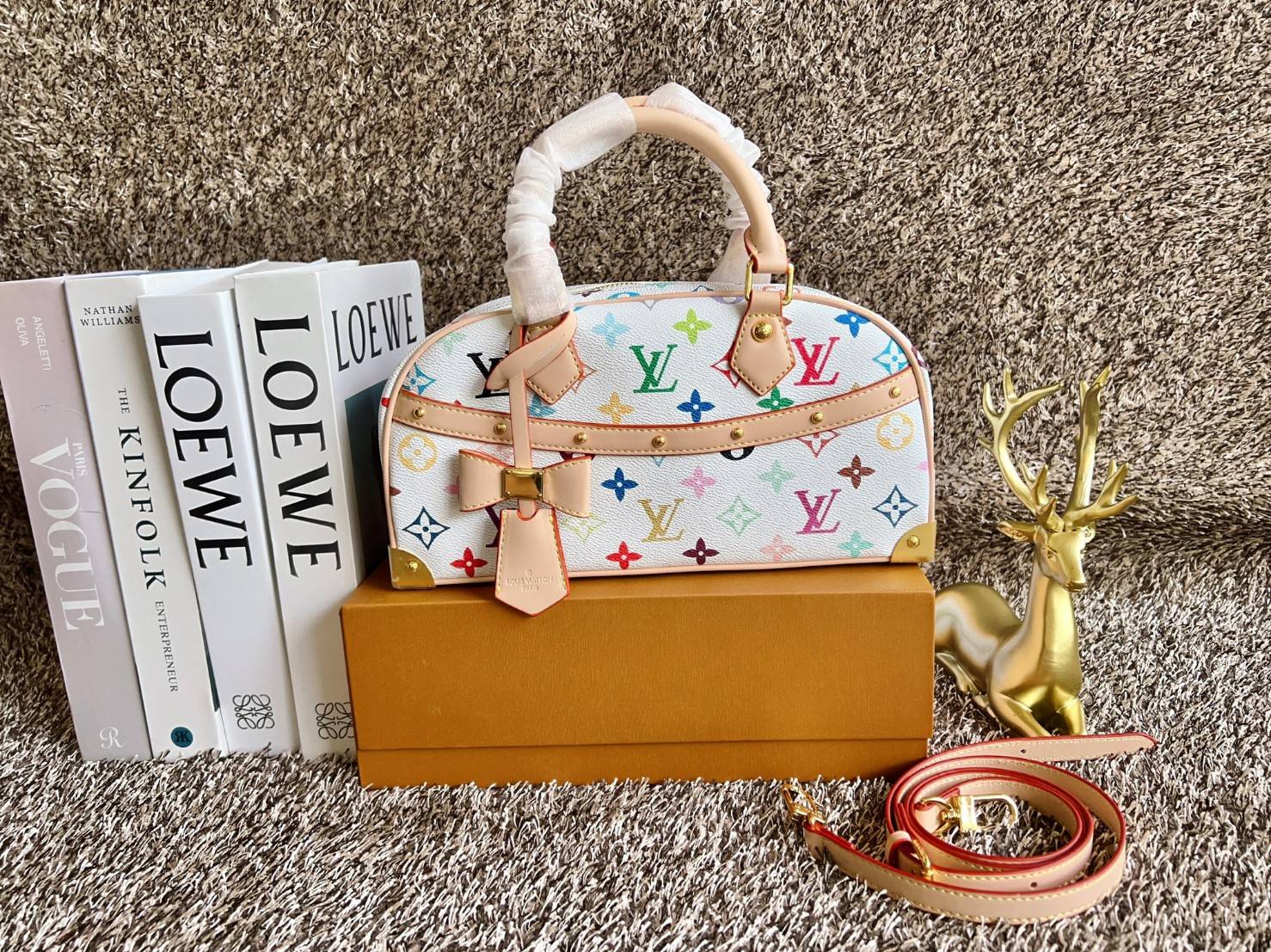 ORI หนังแท้ | LV x TM Handbag East West Murakami ซีซั่นนี้จะเป็นรุ่นไหนไปไม่ได้นอกจากรุ่นใหม่ล่าสุด พิมพ์ลายโมโนแกรมทั้งใบทรงล้ำสมัย หนังแท้นิ่มอย่างดี ประดับด้วยหมุดโลหะสีทองสุดหรูค่ะ