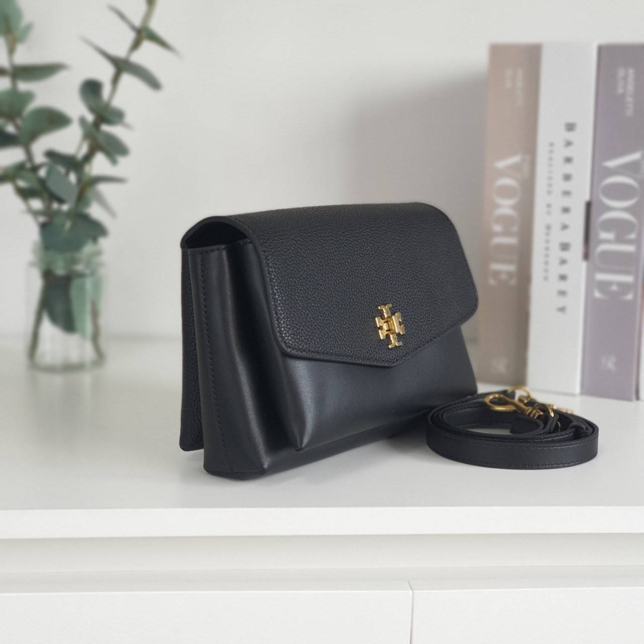 TORY BURCH CROSSBODY BAG กระเป๋าสะพายข้าง **หนังสวยมาก อะไหล่ทองวินเทจ ด้านหน้าประดับโลโก้แบรนด์ เปิดปิดด้วยตัวล็อคหมุน ภายในโล่งกว้างบุผ้าปั้มแบรนด์ มีช่องใส่ของ 3 ช่องใหญ่ พร้อมช่องซิปและที่เก็บบัตร มาพร้อมสายยาวถอด-ปรับระดับได้ ขนาดกำลังดี รีบคว้าด่วนค