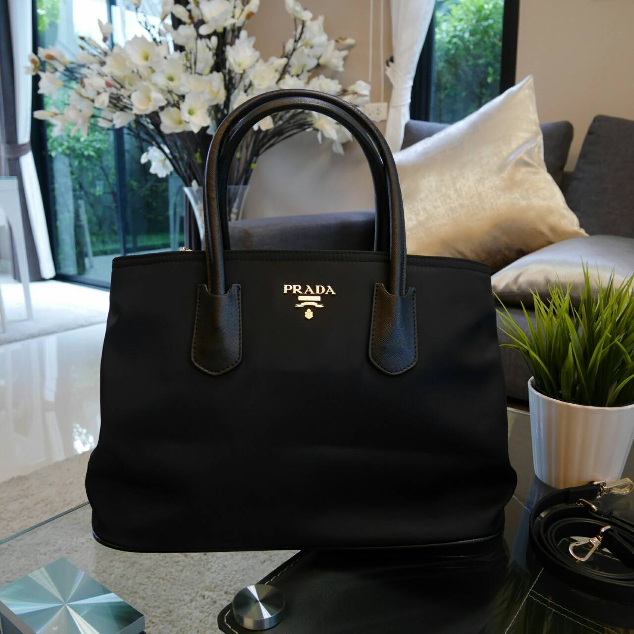New item! Prada Nylon handbag กระเป๋าถือสะพาย ทรงยอดฮิต มาแล้วค้า จากงานพรีเมี่ยมกิ้ฟใหม่ บอกเลยว่า ใบนี้ Nylon สลับหนัง สวยคุ้มสุดๆคะ ด้านหน้าประดับด้วยโลโก้แบรนด์สวยหรู ด้านในมีช่องซิปแบ่งอีกหลายช่อง มาพร้อมป้ายหนังแท็กห้อยประบดับเก๋ๆ ด้านข้างมีกระดุมปร