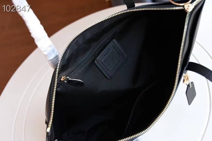 COACH 2319 MAY TOTE IN COLORBLOCK SIGNATURE CANVAS กระเป๋าโท้ท ดีไซน์ใหม่ล่าสุด!! 💕💕 เก๋ตรงปากกระเป๋า คล้ายกระเป๋าซ้อนในตัว สีตัดกับตัวกระเป๋าได้อย่างลงตัว ทรงสวย ใบใหญ่ใส่ของได้เยอะ เปิด-ปิดด้วยซิป รูดใช้งานง่าย ภายในโล่งกว้าง ด้านหลังมีช