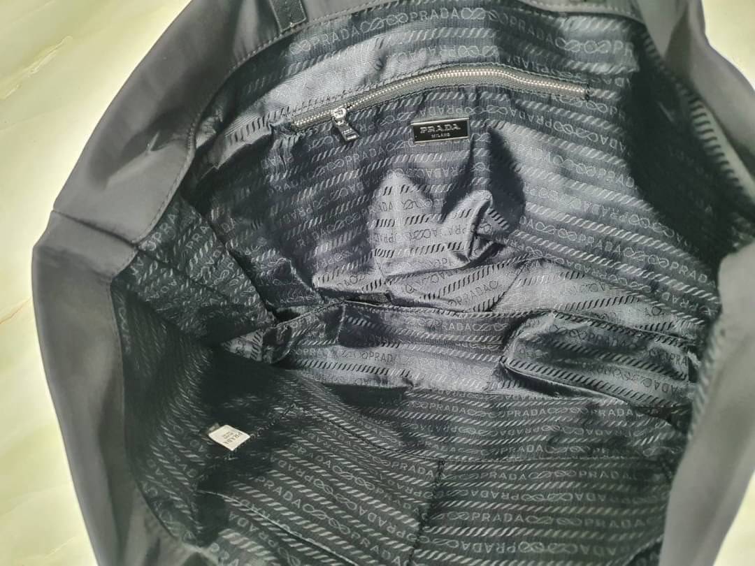 PRADA Tote Nylon Bag / PRADA Shopping Nylon Bag กระเป๋าถือ/สะพายไหล่ ทรงโท้ทใบใหญ่ ภายในโล่งกว้างมาก มาพร้อมหูจับในตัว ใบนี้จุของได้เยอะมากๆ