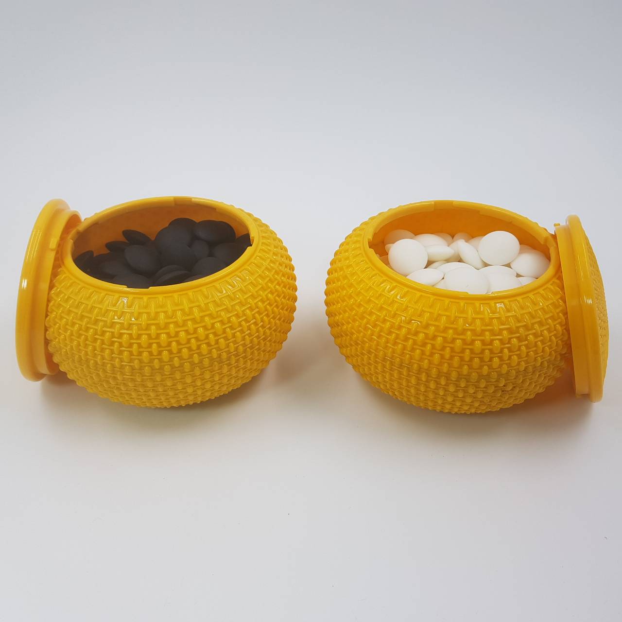เม็ดหมากล้อมเมลามีนนูนสองด้านและโถพลาสติกสีเหลือง