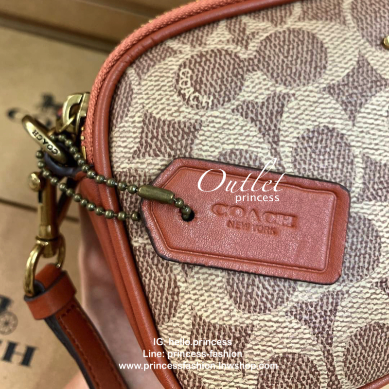 COACH CROSSBODY CLUTCH IN SIGNATURE BAG 💋รุ่นฮิต+สีหายากค่ะ!! กระเป๋าสะพาย+คล้องมือได้ วัสดุหนังแท้ผสมpvcค่ะ มีช่องซิปคู่ ภายในช่องใส่มือถือได้ทุกรุ่น;กระเป๋าเงินใบสั้นได้ ใส่ของจำเป็นสาวๆได้ครบค่ะ มีช่องเสียบบัตร2ช่อง และช่องโล่งให้ใส่ของจุกจิกค่