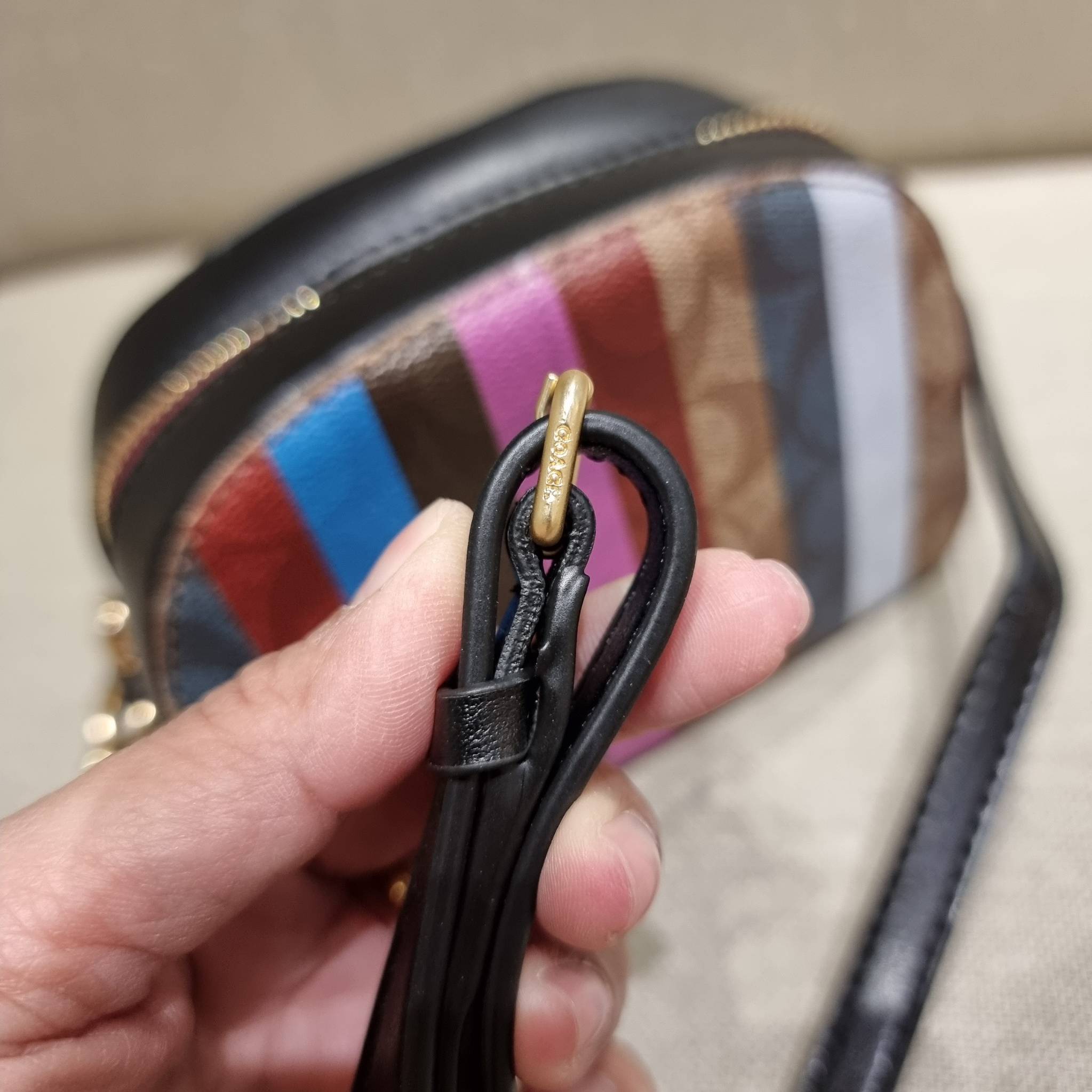 OUTLET 】COACH C5590 MINI SERENA CROSSBODY IN SIGNATURE CANVAS WITH STRIPE PRINT มาจ้าแม่ มาหนักๆอีกแล้ว กับคอลเลคชั่นที่ขายดี ขายหมด ไม่เคยพอจะขาย!! มินิเซเรนา ดีไซน์สดใส น่ารักน่าใช้ที่สุด วัสดุหนังแคนวาสเคลือบลาย เปิด-ปิดด้วยซิป สะดวกใช้ ภายในเป็นช่องโล