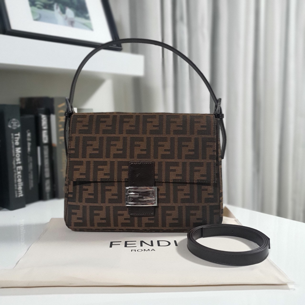 FENDI MAMMA BAGUETTE ZUCCA BROWN FABRIC BAG (GWP) พรีเมี่ยมกิ๊ฟ Limited Edition จาก FENDI วัสดุ CANVAS พิมพ์ลายแบรนด์ เปิดปิดด้วยฝาปิดกระดุมแม่เหล็ก ภายในมีช่องซิป ใส่ของแยกอีกช่อง สามารถใส่กระเป๋าสตางค์ยาว iphone เงิน ของจุกจิกได้ มาพร้อมสายสะพาย2แบบ ถอด