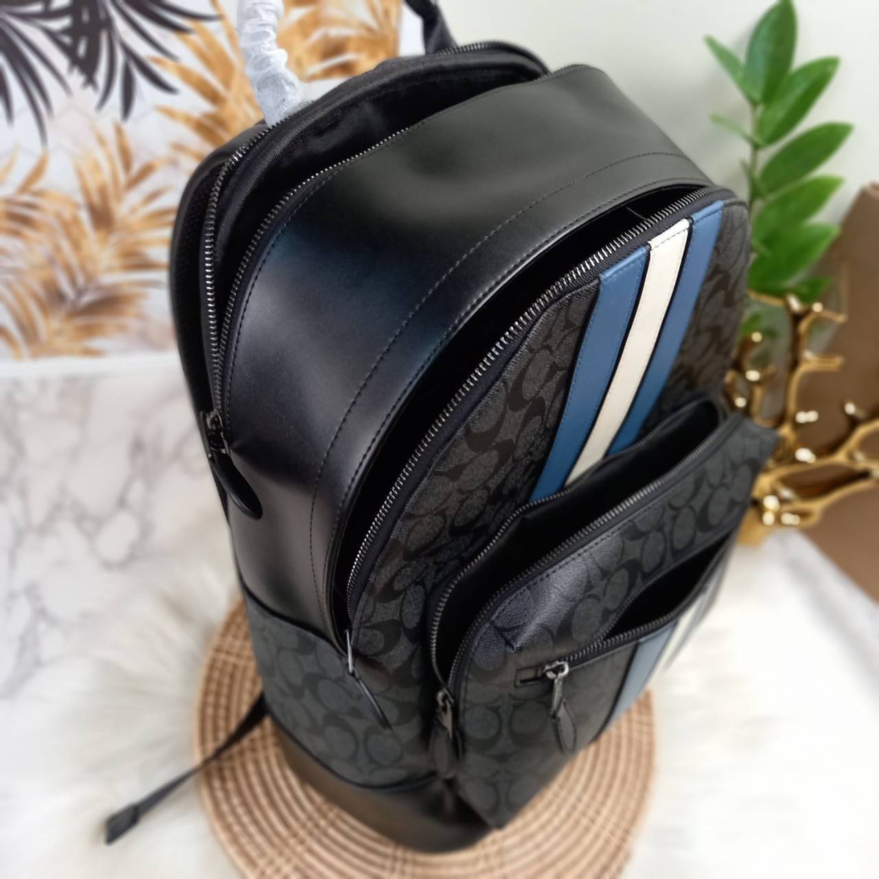 COACH WEST BACKPACK IN SIGNATURE CANVAS WITH VARSITY STRIPE (COACH 3001)😎กระเป๋าเป้ กระเป๋าสะพาย รุ่นหายาก ที่มีมาไม่บ่อย// วัสดุแคนวาส ผสมหนังแท้ หนังนิ่ม ทรงสวย จุของได้เยอะ ลาย SIGNATURE โดดเด่น ดูดีม๊าก!!// มีช่องหลัก แยกเป็น 2 ช่อง สามารถแยกเ