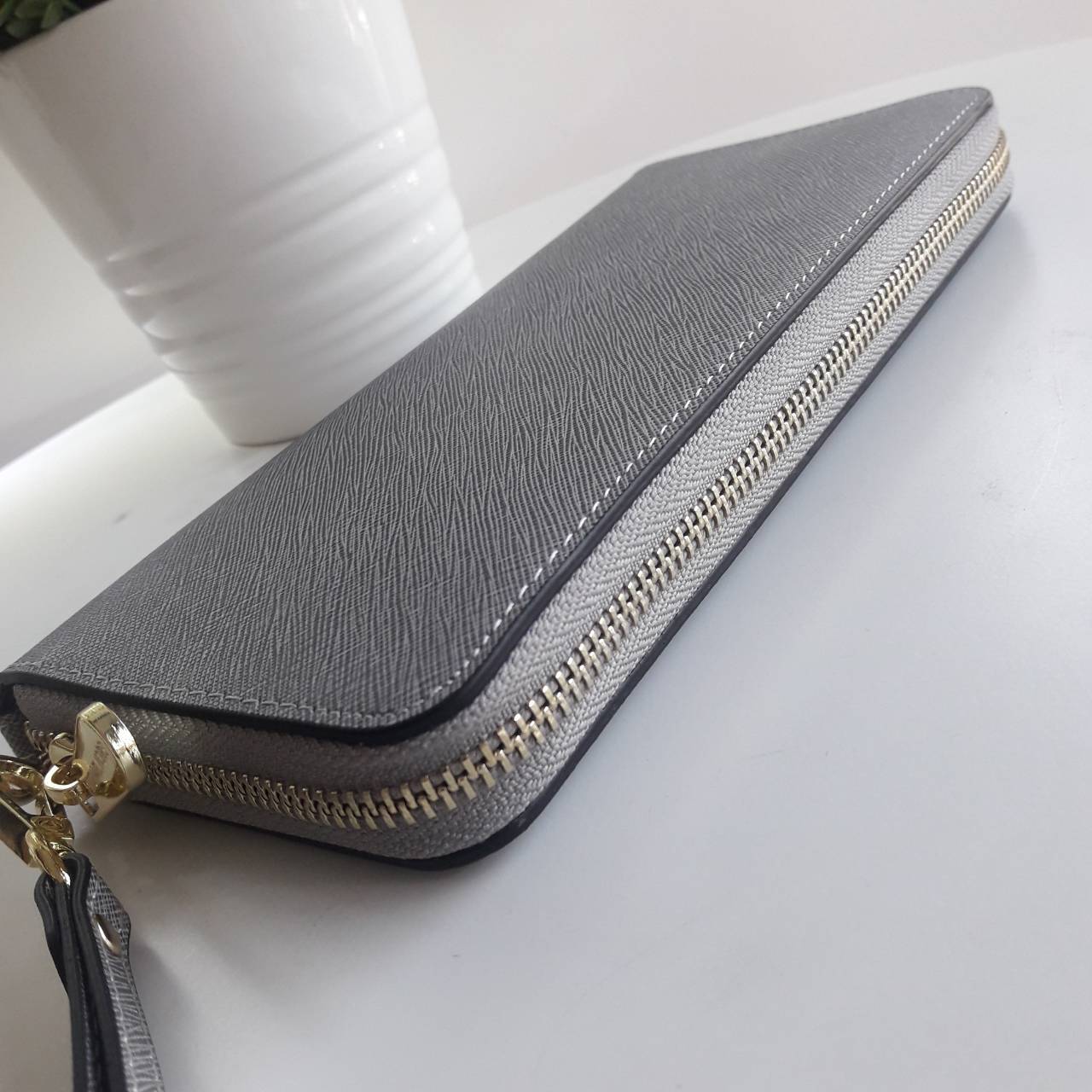 Best seller! งานขายดี รุ่นใหม่คะ Michael kors saffiano Wallet กระเป๋าสตางค์ใบยาว หนัง Saffiano ซิปรอบ สวยหรู มาก อะไหล่ปั้มโลโก้แบรนด์ ด้านในมีช่องใส่บัตร เยอะม้ากกก อีกด้านมีช่องแบงค์+ซิปใส่เหรียญ จุของได้เยอะจริงๆคะ ใส่ iphone 6+ ได้ สวยหรูดูดี อุปกรณ์ค