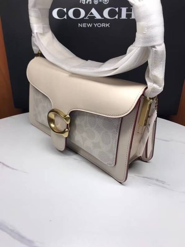COACH TABBY SHOULDER BAG 26 พร้อมส่งที่ไทยอีกครั้งค่ะ!! กระเป๋าหิ้ว//คล้องไหล่//สะพายข้างได้ สุดคุ้ม! หนังแท้เรียบคลาสสิคเพิ่มความหรูเข้ามาค่ะ ด้านหน้ามีอะไหล่แบรนด์ตัวใหญ่โดดเด่น เปิดปิดกระเป๋าแบบกระดุมแม่เหล็ก ภายในมีช่องหลักใส่ของ2ช่อง;สามารถใส่กระเป๋า