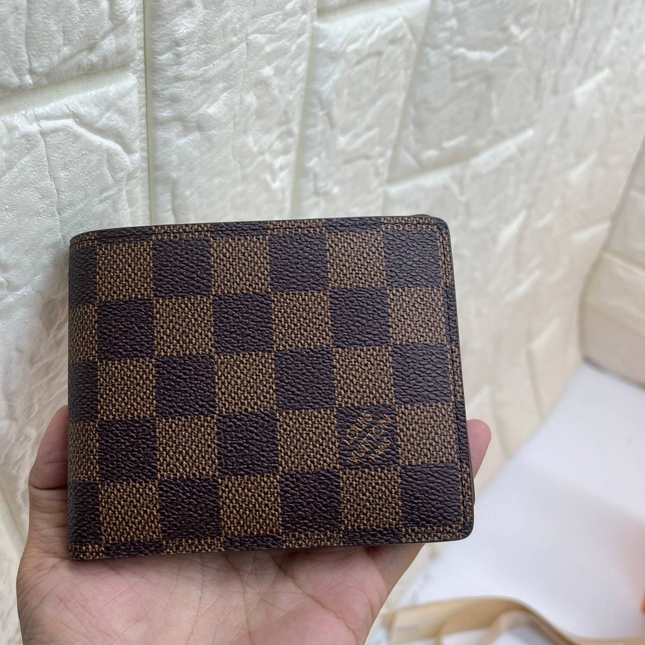 VIP GIFT 】หนังแท้ LOUIS VUITTON MEN WALLET MONOGRAM ฿ DAMIER CANVAS กระเป๋าสตางค์ผู้ชาย รุ่นยอดขายไม่เคยตก ใบจริงดูผู้ดี ดูแพง!! ภายในมีช่องใส่บัตรได้เยอะ ใส่ธนบัตรได้ พร้อมเสิร์ฟถึงบ้าน ซื้อให้คุณหนุ่มๆ รับรองประทับใจไม่ลืมจ้า