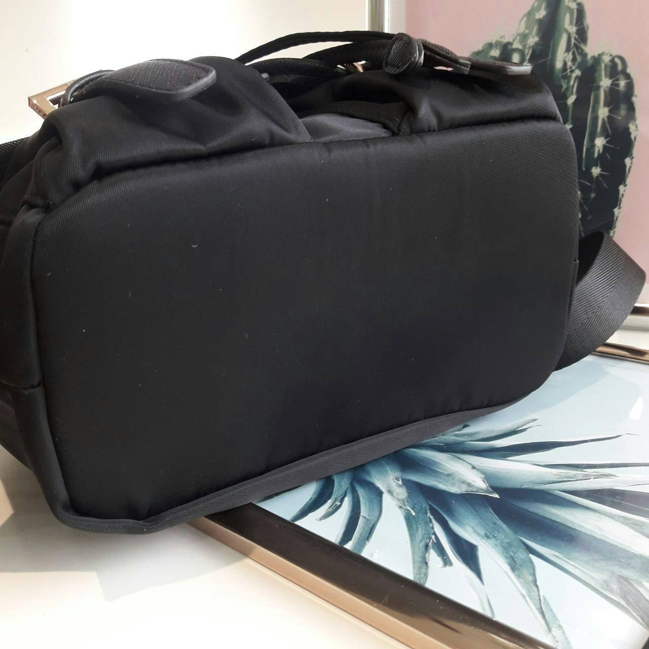 PRADA MINI BACKPACK with chain กระเป๋าเป้ size mini premium gift จากแบรนด์ Prada ขนาดกำละงน่ารัก ปรับสะพายได้หลายทรง วัสดุ nylon เปิดปิดด้วยกระดุมแม่เหล็ก ด้านหน้ามีช่องเล็ก น้ำหนักเบา ภายในมีช่องเล็ก และช่องซิป จุได้เยอะ ซับได้ 100& polyester มีหูหิ้วจับ