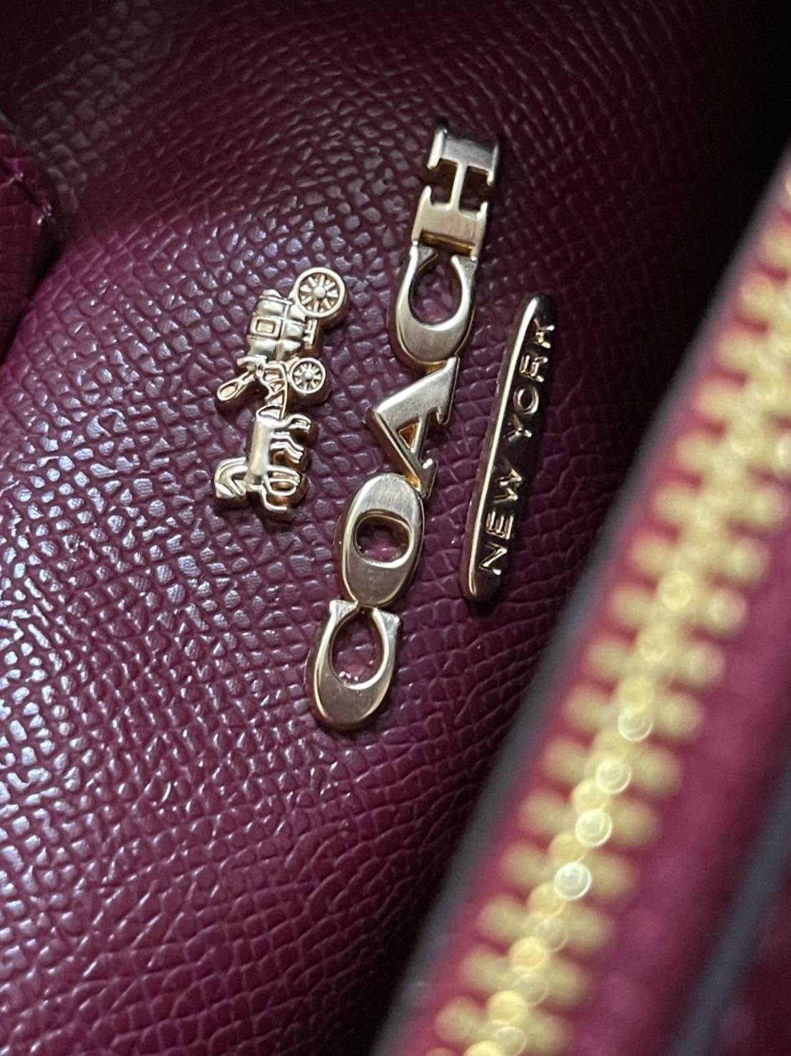 OUTTLET 】COACH SMALL TOWN BUCKET BAG IN SIGNATURE WITH Heart floral print สำหรับสาวแฟชั่นที่ชอบรายละเอียดชิคๆ ดีไซน์สุดเก๋ แนะนำเลยสำหรับกระเป๋าทรงบักเก็ตใบนี้ เชื่อว่าสาว ๆ หลายคนชื่นชอบ เป็นไอเทมที่สามารถแมทช์ได้กับเสื้อหลากหลายสไตล์ บรรจุของได้เยอะโดยท