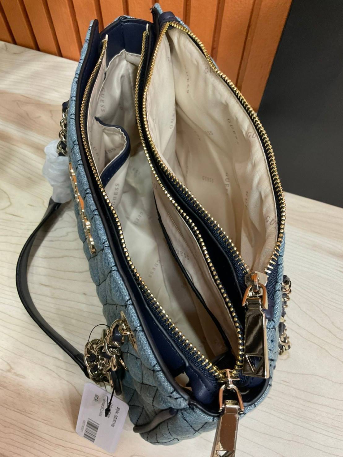 GUESS CROSSBODY BAG กระเป๋าถือหรือสะพาย ขนาดกำลังดี วัสดุ pu. faux leather หนังนิ่ม นุ่มมาก สวยอยู่ทรง มาพร้อมพวงกุญแจน่ารักๆ ถอดออกได้ ด้านหน้าประดับโลโก้แบรนด์