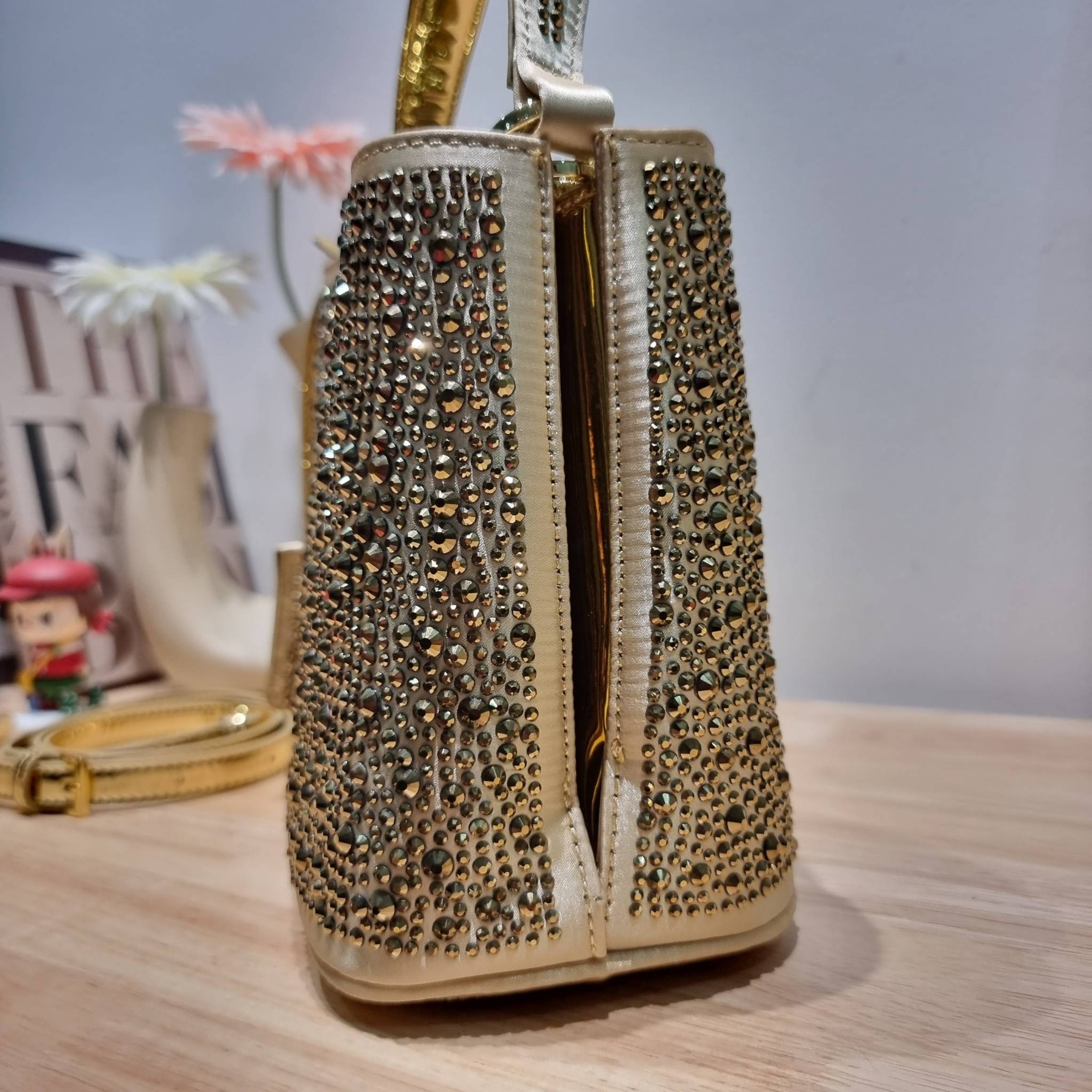 PRADA SMALL PANIER CRYSTAL EMBELLISHED TOTE BAG กระเป๋าสะพายทรงโท้ท ไซส์กำลังสวย หรูหรา โดดเด่น ถือออกงานก็ดูระยิบระยับเล่นแสง ทำให้ดูดีมีราคา