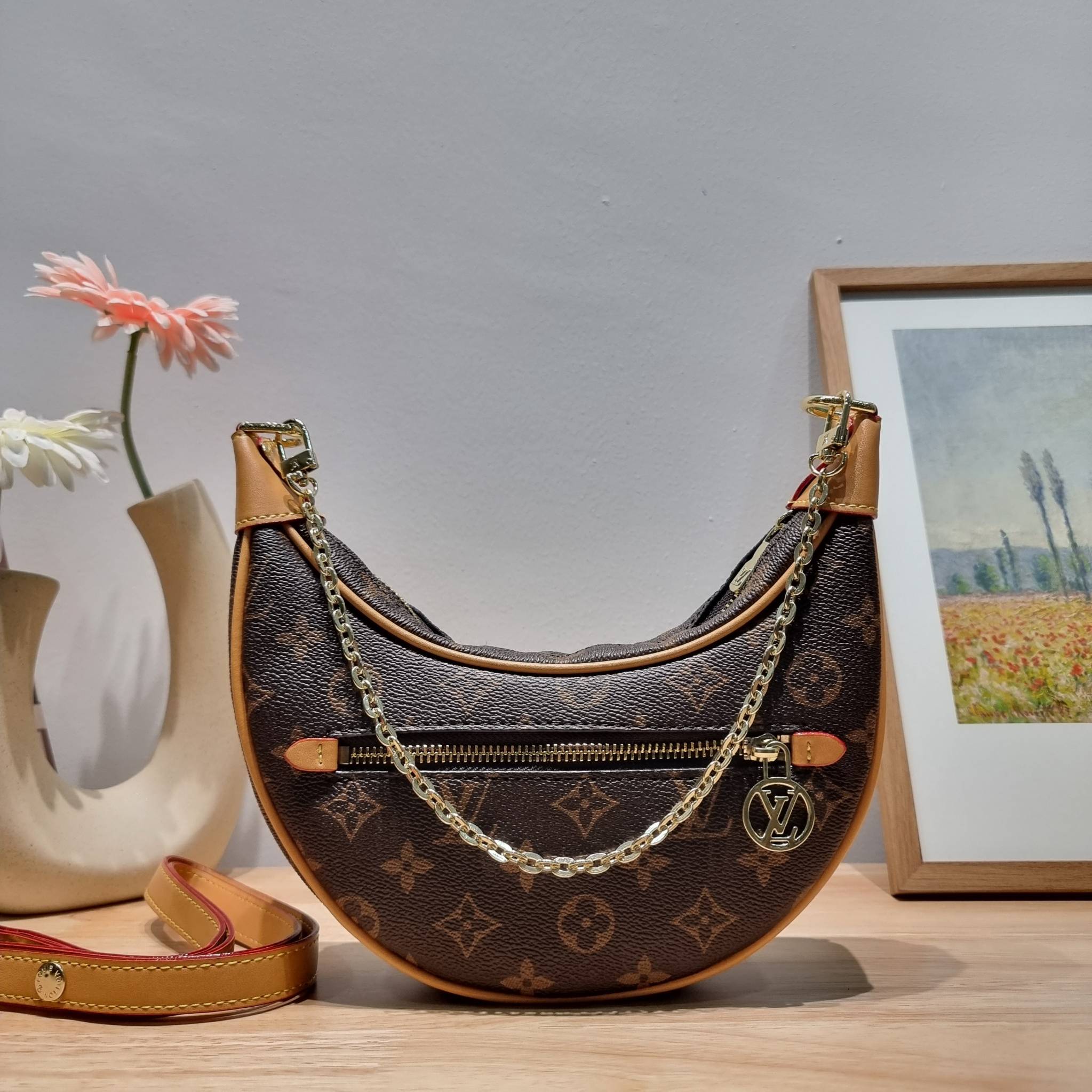 สุดยอดเดอะเบสท์ไอเท็ม ต้องยกให้เลย กับกระเป๋าสะพายทรงบาแกตต์ สวยหรู ดูแพงมาแต่ไกล LV loop bag ยังคงคลาสสิค ผู้ดี หรูหรา ขนาดกำลังพอดี ใส่โทรศัพท์ได้ทุกรุ่น วัสดุหนังแคนวาสคุณภาพ ด้านหน้ามีช่องซิปแยก สายสะพายมีมาให้ถึง 2 แบบ สลับใช้ได้เลยแบบไม่มีเบื่อ จะลุ