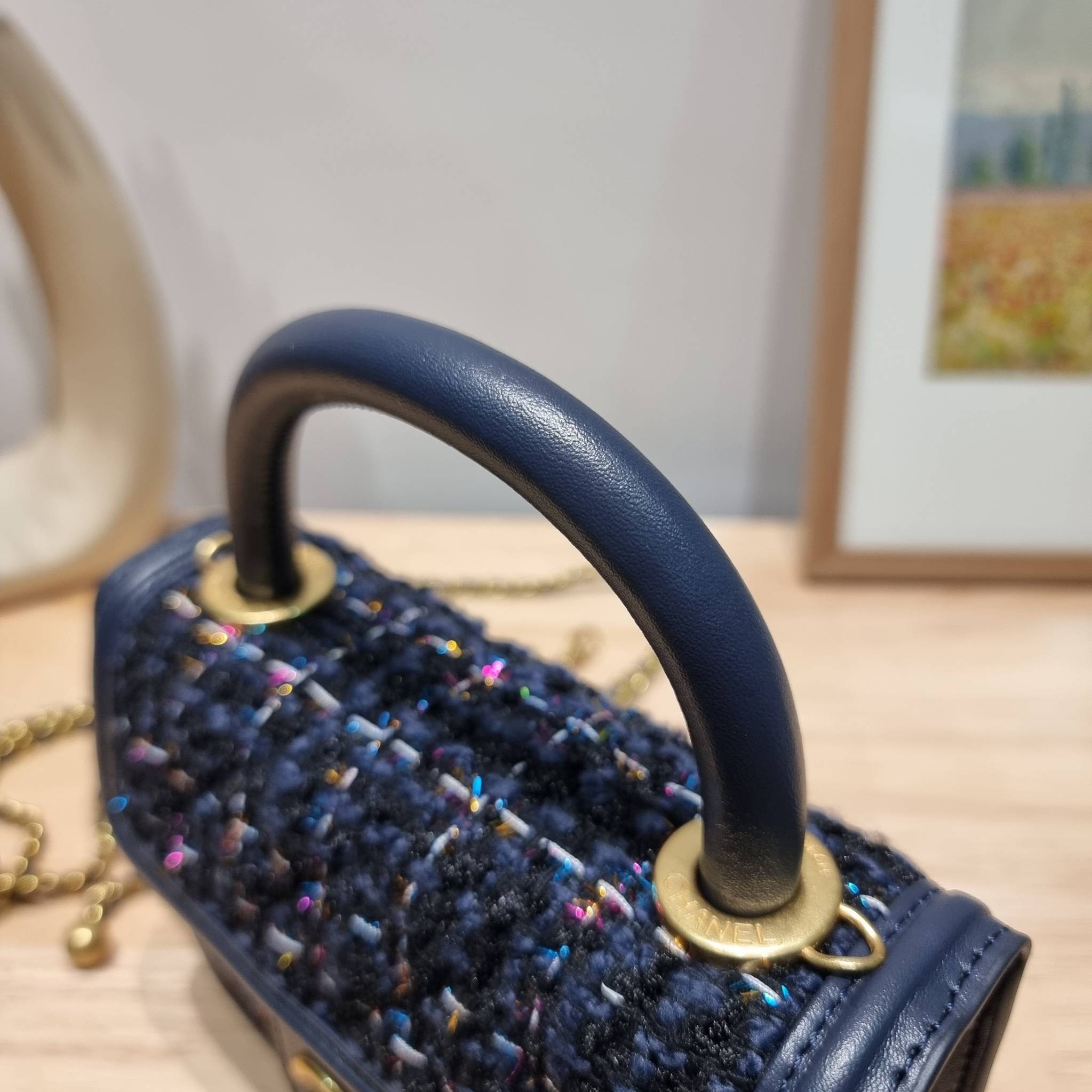 Chanel tweed mini flap bag / Chanel mini top handle กระเป๋าสะพายงานผ้าทวิตเอกลักษณ์เฉพาะของแบรนด์ งานสวยเป๊ะ มาพร้อมสายยาวถอดออกถือสวยๆเริ่ดๆ คิวท์มาก!! ดีเทลน่ารักเพียบ!!