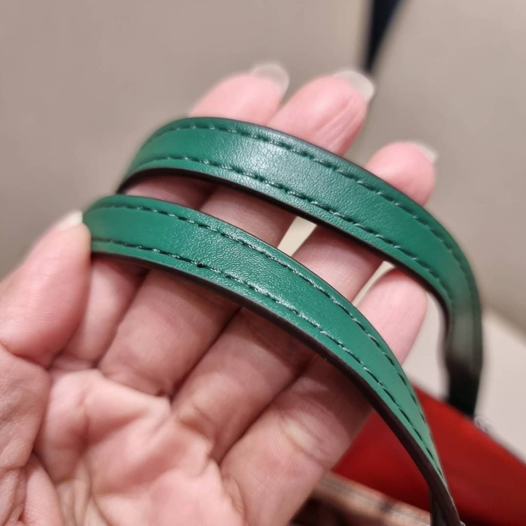 COACH C8613 MOLLIE TOTE 25 WITH MYSTICAL FLORAL PRINT คอลใหม่ล่าสุด ยังไม่เข้า shop ไทย สวยๆแบบไม่ต้องรอพรีฯให้ยาวนาน กับกระเป๋าโท้ทไซส์เล็กที่สาวๆต่างก็ต้องปักใจรัก สวยสมใจ ดีไซน์ลวดลายดอกไม้ คละเคล้าเต็มใบ สีสันสดใส น่าใช้สุดๆ วัสดุหนังแคนวาส ภายในโล่งก