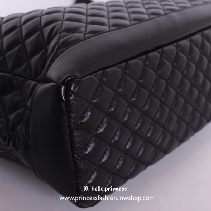 Chanel Quilted Tote Bag with Chain รุ่นหนังตาราง สินค้า Premium gift รุ่น Limited edition จากเค้าเตอร์แบรนด์ต่างประเทศ แท้ 100% วัสดุหนังลายตาราง คุณภาพดี ทรง Tote ใบใหญ่สวยน่าใช้ รุ่นนี้เปิดปิดด้วยกระดุม ด้านหน้าเย็บโลโก้หนัง CC สวยตามแบบฉบับแบรนด์ ซับใน