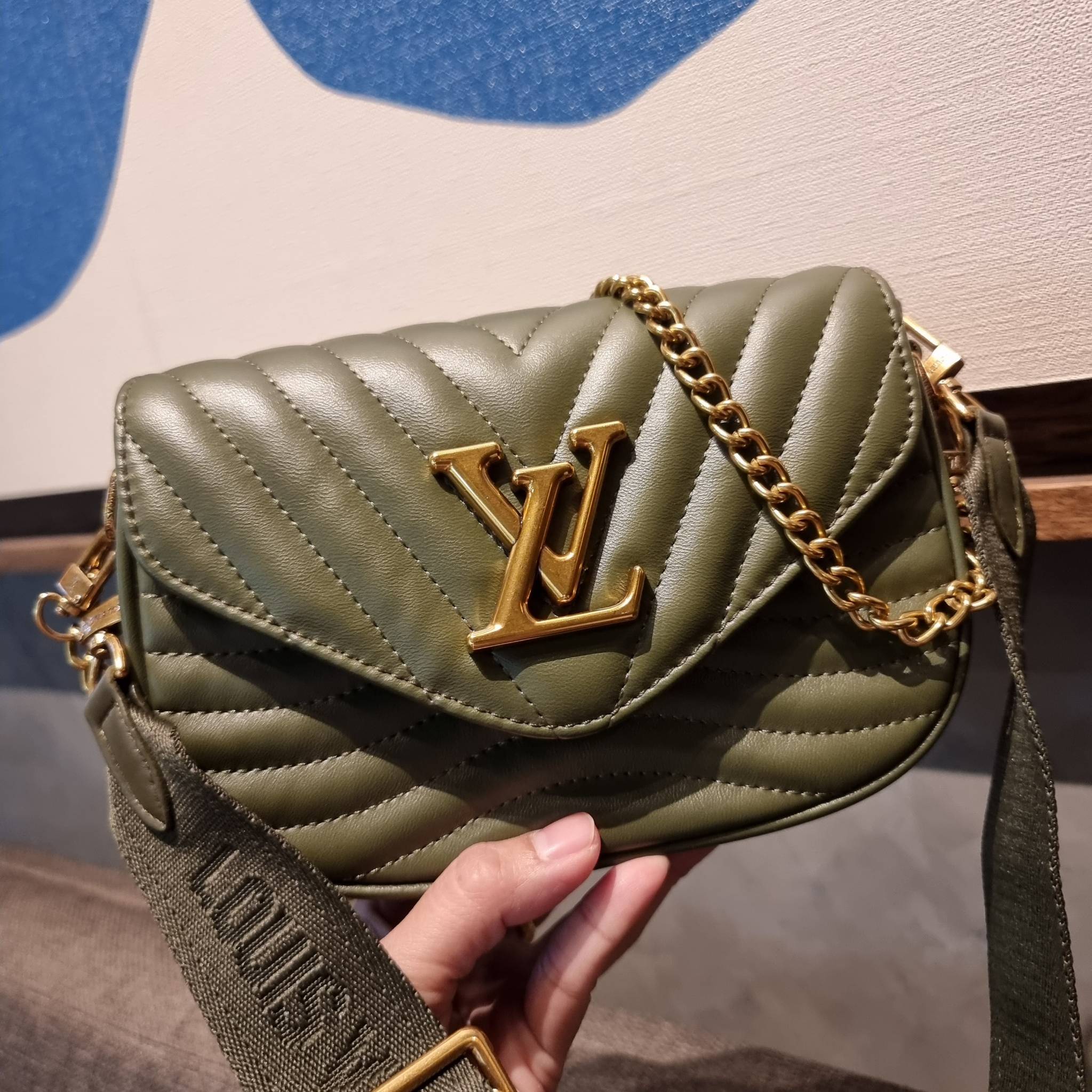 LV new wave pochette multi bag กระเป๋าสะพายมัลติฟังก์ชั่น สุดหรู มาพร้อม box set รับรองว่าดีงาม ลูกเล่นคลาสสิคผสานความวินเทจ มีสายสะพายให้ 2 เส้น และกระเป๋าใบลูก เล็กน่ารัก วัสดุหนังแท้ ภายในเป็นช่องโล่ง แบ่งสัดส่วนมีช่องย่อย ใบนี้ปรับใช้ได้หลายสไตล์ ลุคไ