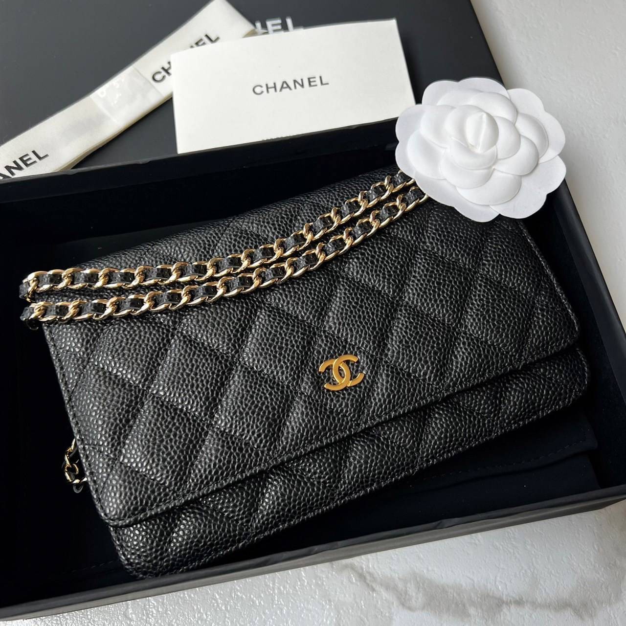 CHANEL WALLET ONCHAIN งานหนังแท้สวยหรู ใช้ ตทป ได้ กระดุมแม่เหล็ก ตามฉบับ HOLO ปีใหม่ ตามภาพที่ถ่ายเลย ตรงกับการ์ด รุ่นที่สาวๆ ทุกคนต้องมี เห็นเล็กๆ แบบนี้แต่ใส่ของได้เยอะมาก สามารถไช้แทนกระเป๋าคลัชถือได้ด้วย ครบจบในใบเดียวเลยค่ะ ภาพงานจริง ไม่ผิดหวังค่ะ