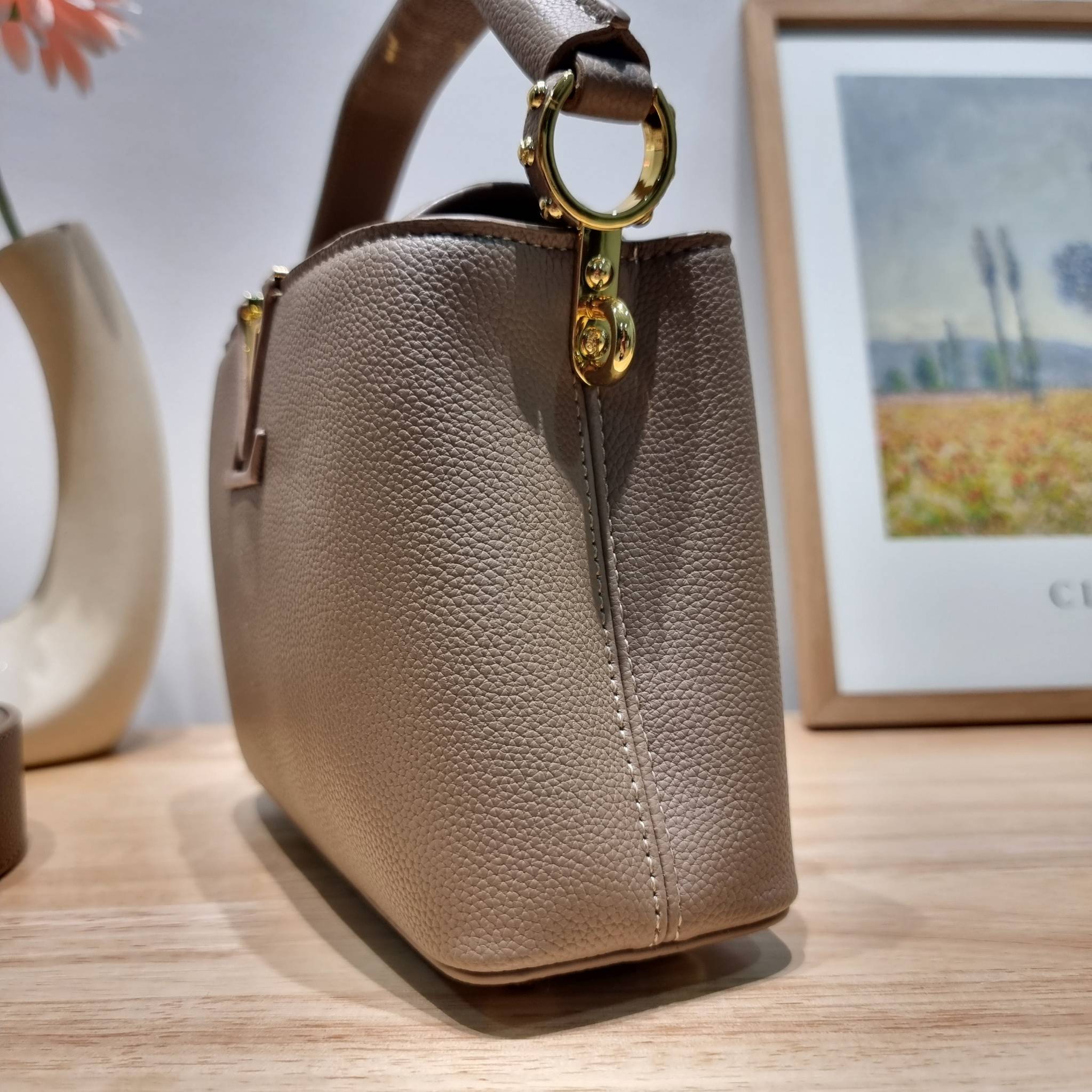 LV capucines mini top handle ที่สุดของความสวยในราคาเบาๆ กระเป๋าถือสุดหรู ดีไซน์ทรงคลาสสิค ที่รอบนี้มาในไซส์มินิ ดีงามม้ากกกก!! มาพร้อมหูจับในตัว ด้วยรูปทรงวินเทจและวัสดุหนังลูกวัว ขับผิว ทำให้ไอเท็มนี้สะกดทุกสายตาจริงๆ